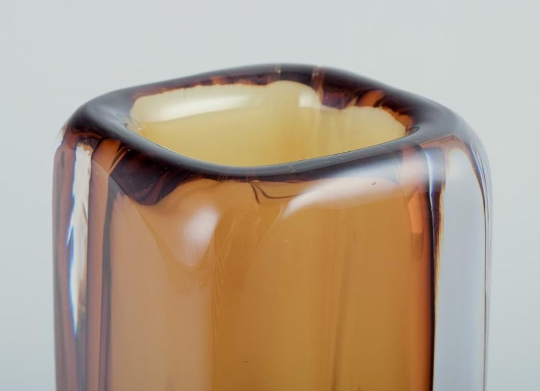 Svedese Vicke Lindstrand per Kosta Boda. Vaso in vetro artistico in vetro giallo e trasparente in vendita