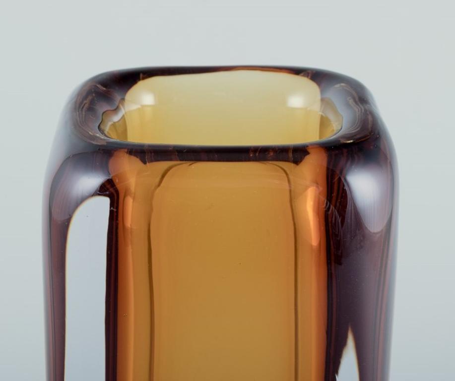 Vicke Lindstrand per Kosta Boda. Vaso in vetro artistico in vetro giallo e trasparente In condizioni ottime in vendita a Copenhagen, DK