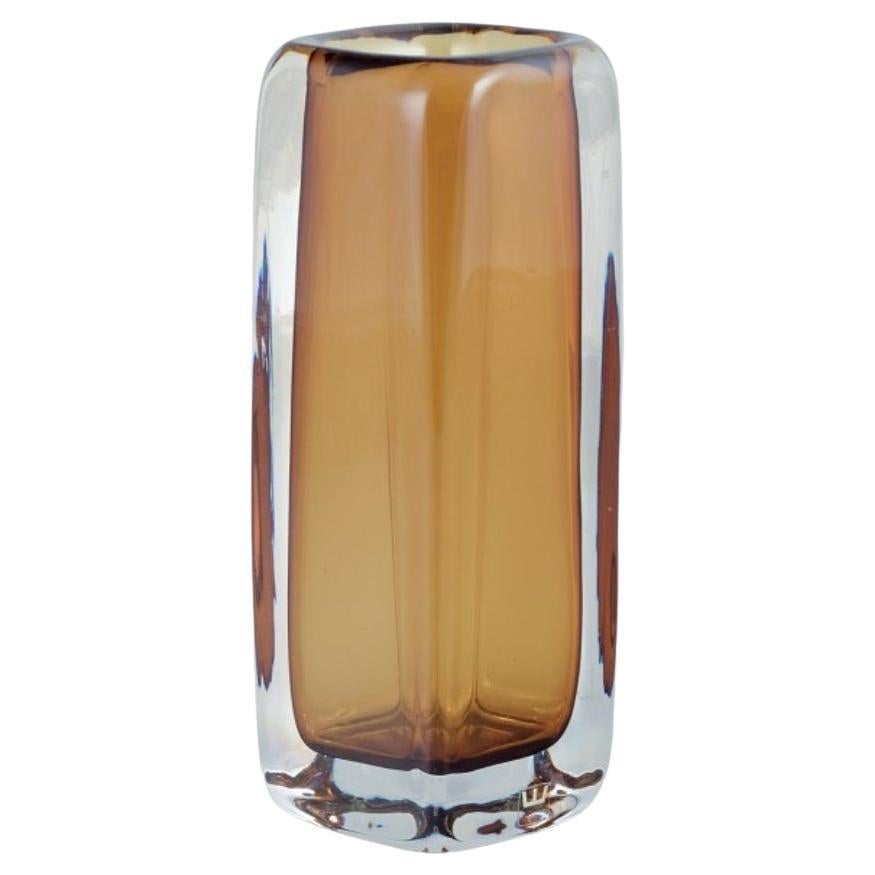 Vicke Lindstrand per Kosta Boda. Vaso in vetro artistico in vetro giallo e trasparente