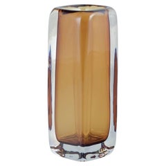 Vicke Lindstrand pour Kosta Boda. Vase d'art en verre jaune et transparent