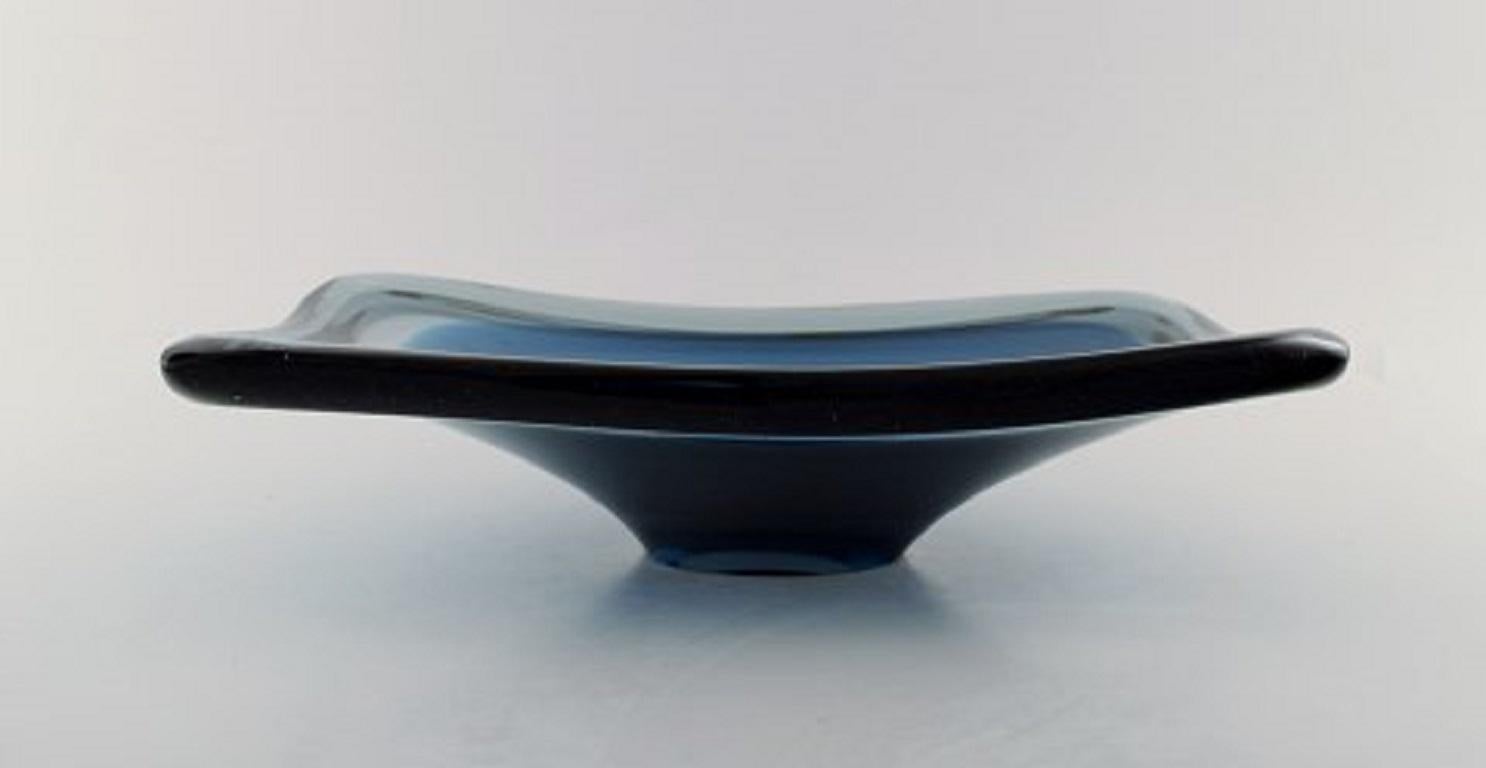 Vicke Lindstrand for Kosta Boda. Bowl in blue art glass. Swedish design, dated 1958.
Signed: LH 1361.
Measures: 28 x 7 cm.
In good condition.