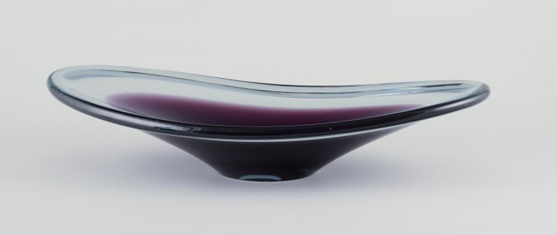 I prodotti usati sono esenti da dazi all'importazione per i clienti statunitensi. 
Pertanto, al tuo acquisto non saranno applicate tariffe di importazione.

Vicke Lindstrand per Kosta Boda, Svezia.
Grande ciotola ovale in vetro artistico.
Vetro