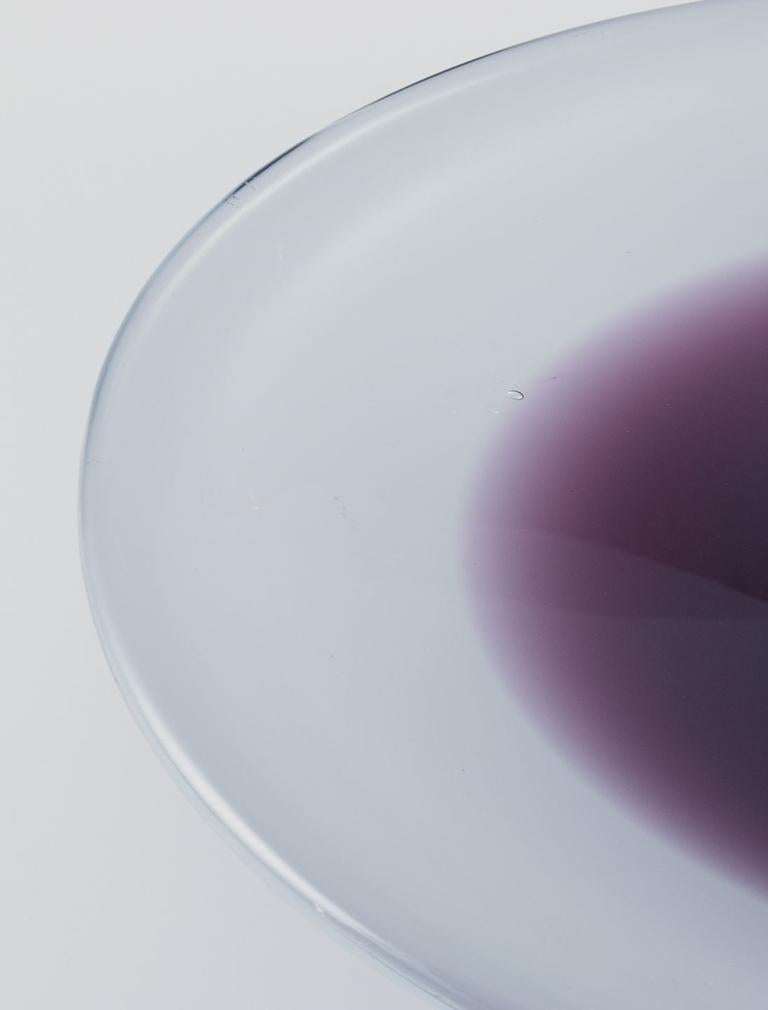 Svedese Vicke Lindstrand per Kosta Boda. Grande ciotola in vetro artistico. Vetro trasparente e viola in vendita