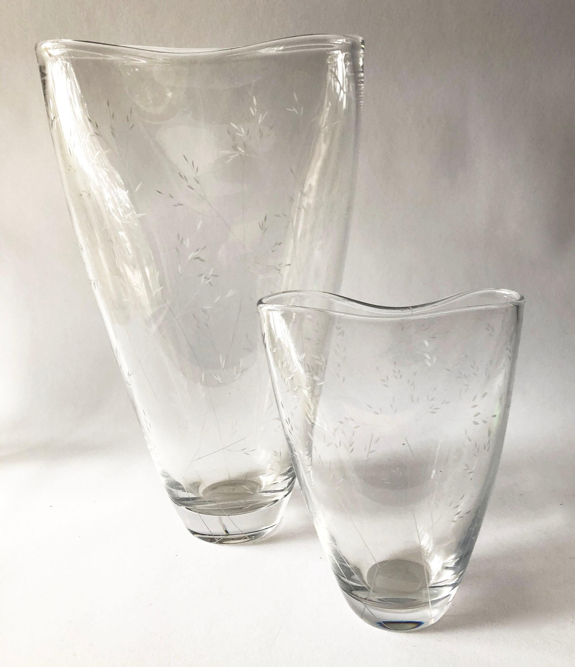 Vicke Lindstrand for Kosta Boda Swedish Modernist Pair of Etched Glass Vases In Good Condition For Sale In Pasadena, CA