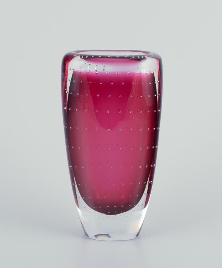 Vicke Lindstrand per Kosta Boda.
Vaso in vetro artistico viola e trasparente. Bolle interne.
Numero di modello 1332.
Metà del XX secolo.
Firmato.
Condizioni eccellenti.
Dimensioni: Altezza 20,0 cm x Larghezza 10,5 cm x Profondità 6,0