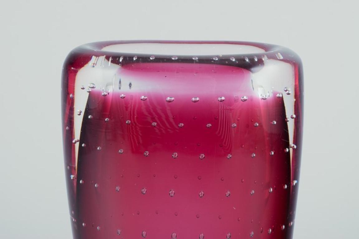 Scandinavo moderno Vicke Lindstrand per Kosta Boda. Vaso in vetro artistico viola e trasparente. in vendita