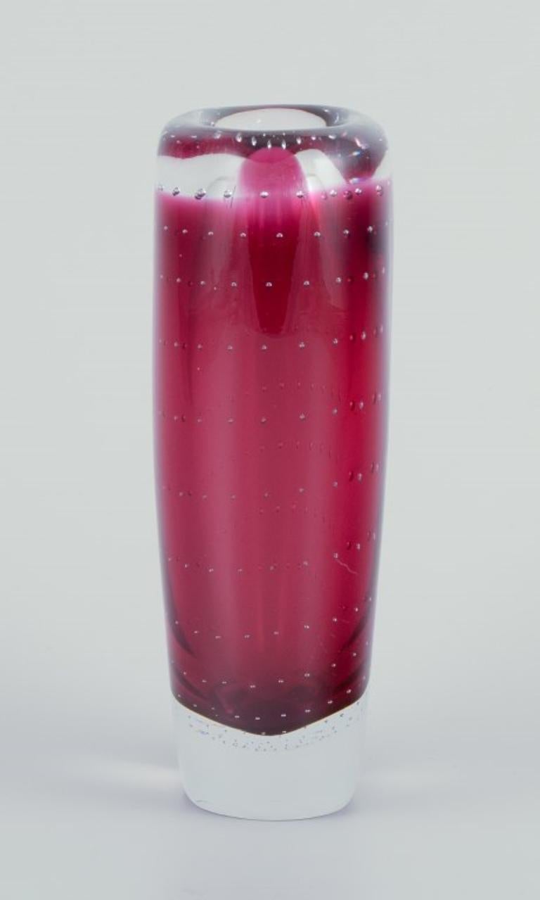 Vicke Lindstrand per Kosta Boda. Vaso in vetro artistico viola e trasparente. In condizioni ottime in vendita a Copenhagen, DK