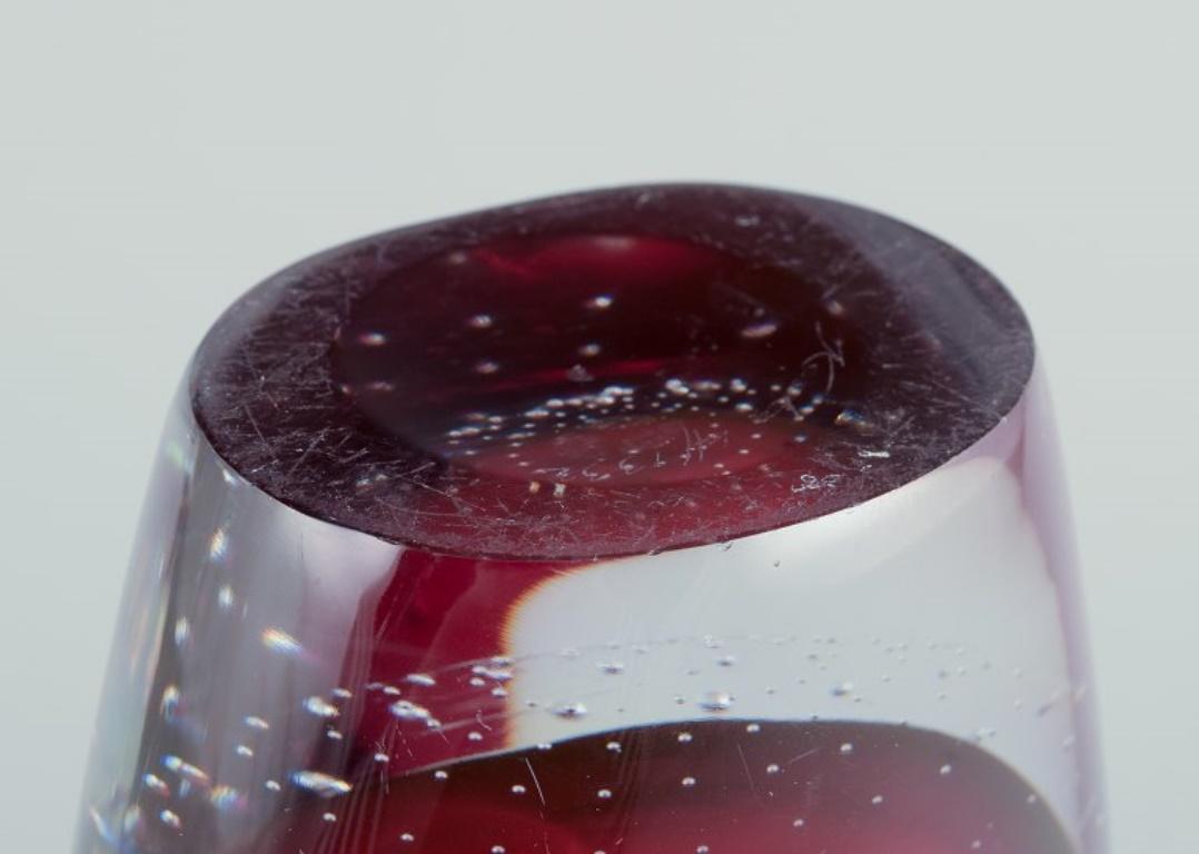 Vetro artistico Vicke Lindstrand per Kosta Boda. Vaso in vetro artistico viola e trasparente. in vendita