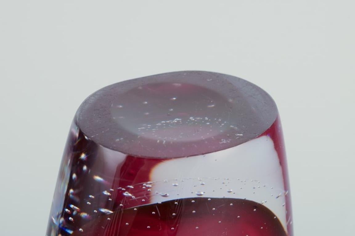 Vicke Lindstrand per Kosta Boda. Vaso in vetro artistico viola e trasparente. in vendita 1
