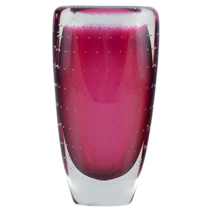 Vicke Lindstrand per Kosta Boda. Vaso in vetro artistico viola e trasparente.