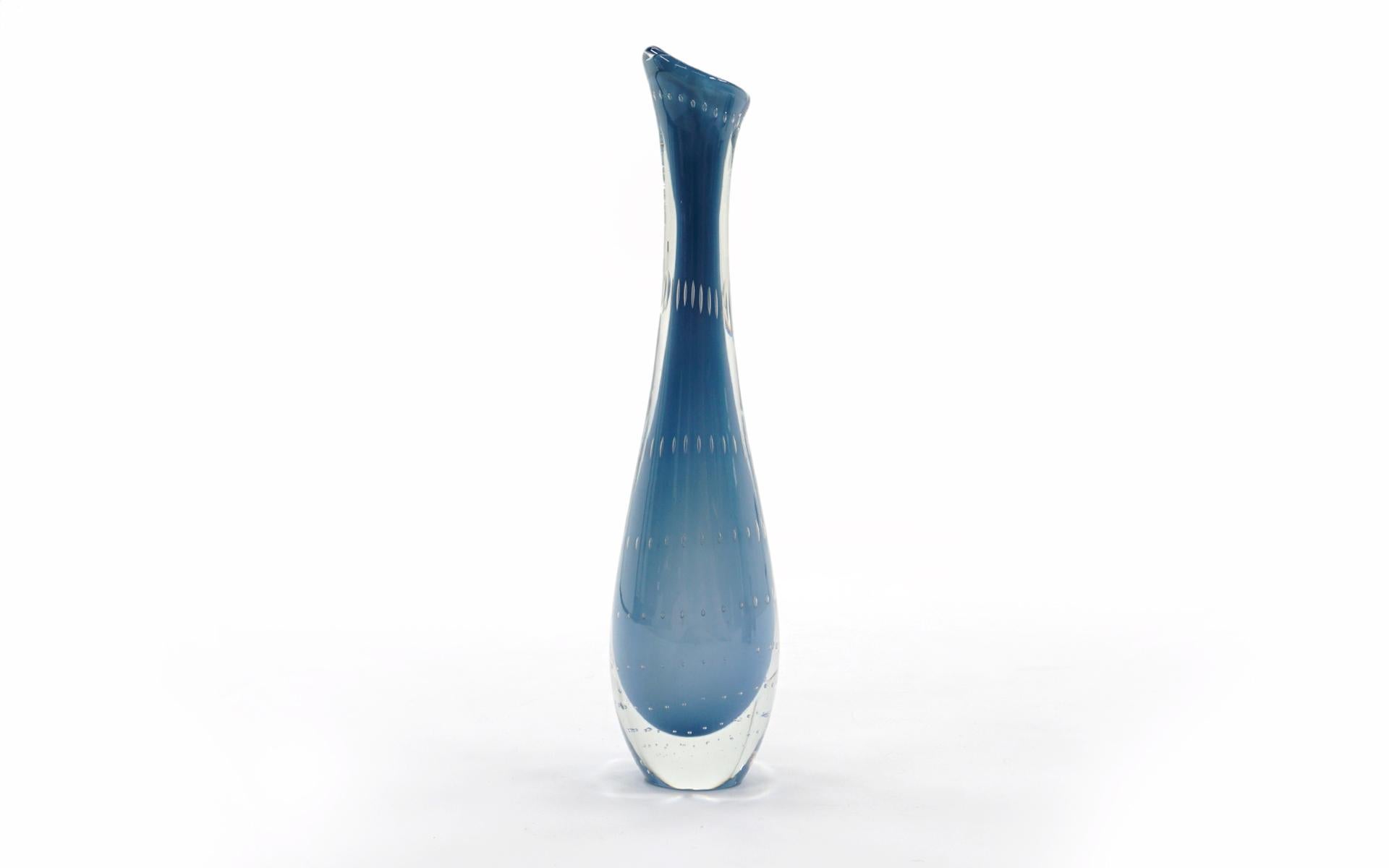 Swedish Mid Century Modern Blue Bud Glass Vase by Swedish glass artist Vicke Lindstrand for Kosta Boda circa 1950. No chips cracks or repairs.

Marked and numbered on bottom. 