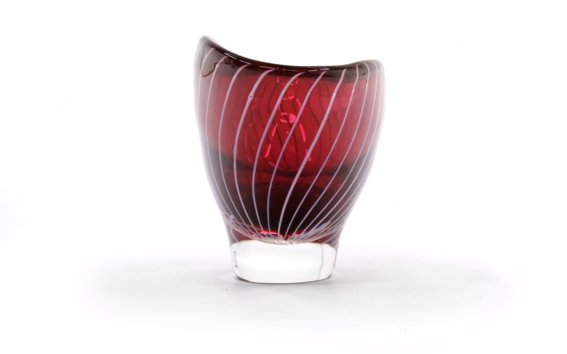 Vicke Lindstrand for Kosta Cranberry White Stripe Bowl. Swedish Art Glass, 1950s In Good Condition For Sale In Kansas City, MO
