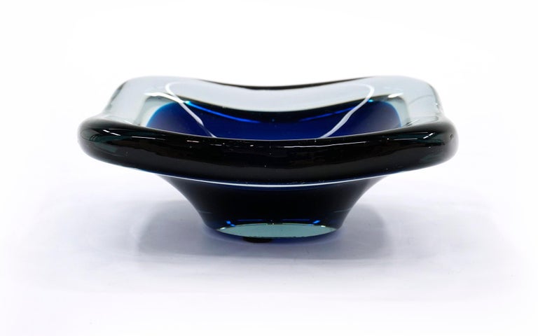 Swedish Mid-Century Modern dark blue Art Glass small bowl, dish, or catch-all by Swedish glass artist Vicke Lindstrand for Kosta Boda circa 1950. No chips cracks or repairs.

Signed and numbered on bottom. 
1.5