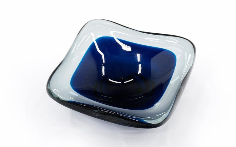 Vicke Lindstrand for Kosta Dark Blue Glass Dish. Swedish Art Glass, 1950s In Good Condition For Sale In Kansas City, MO