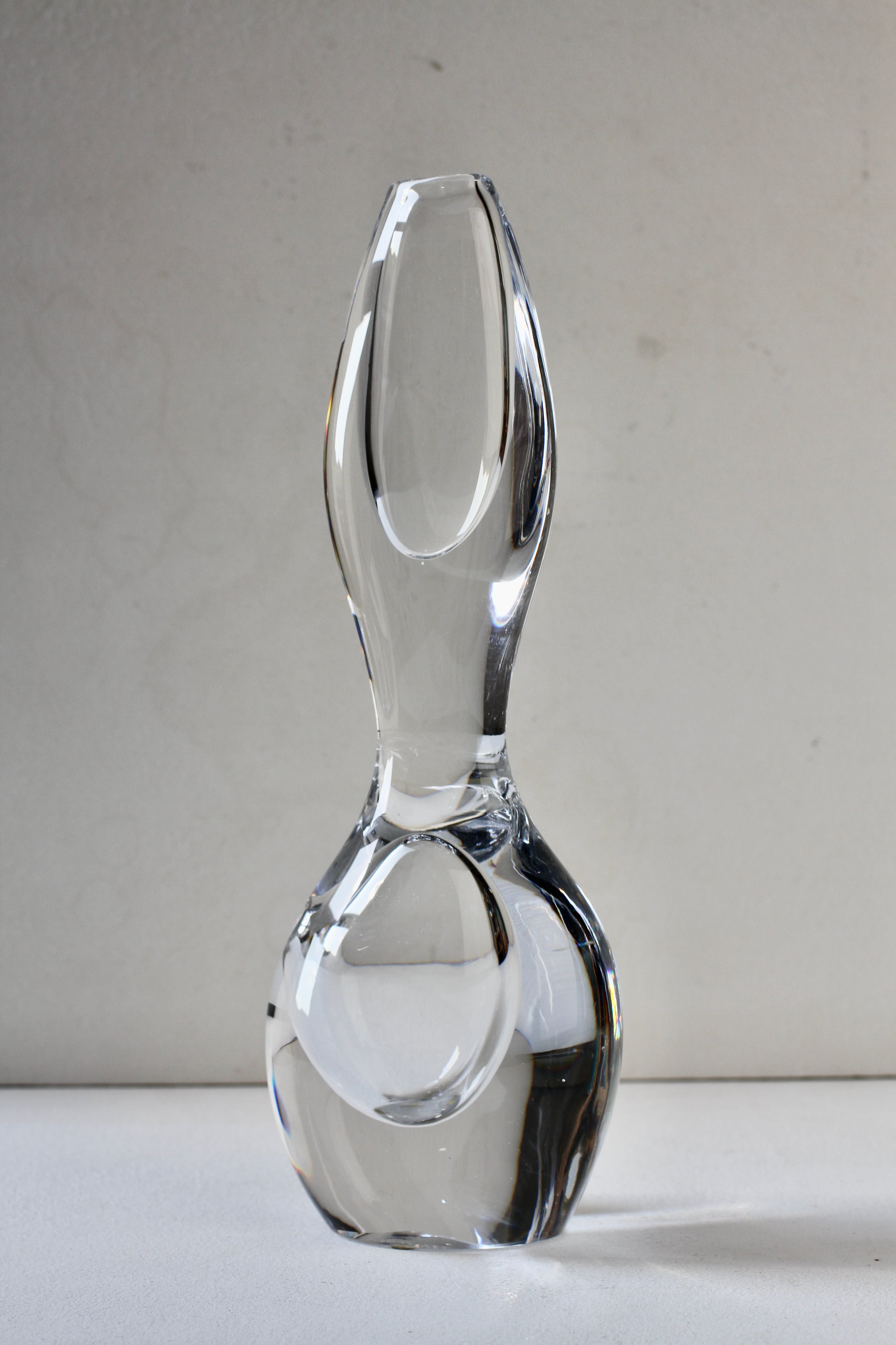 Un grand et rare vase à deux trous en cristal clair, conçu par Vicke Lindstrand pour Kosta Glasbruk (devenu Kosta Boda), Suède, vers 1959. Vicke Lindstrand est considérée par beaucoup comme l'une des plus légendaires et des plus pionnières de tous