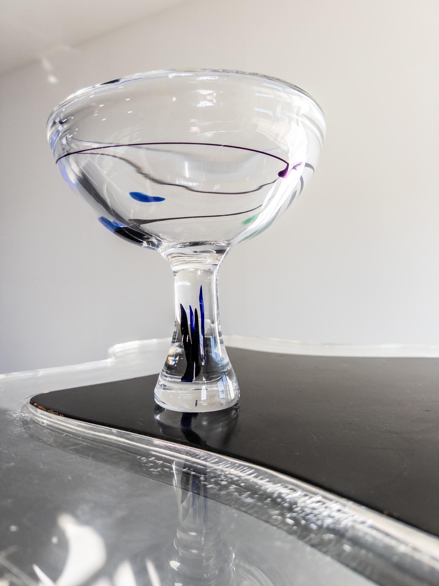 Eine atemberaubende und skulpturale Kunstglasschale, entworfen von Vicke Lindstrand für Kosta, Schweden. Das Stück zeichnet sich durch seine charakteristische abstrakte, farbenfrohe Faden- und Tröpfchenverzierung aus, die meisterhaft in den klaren