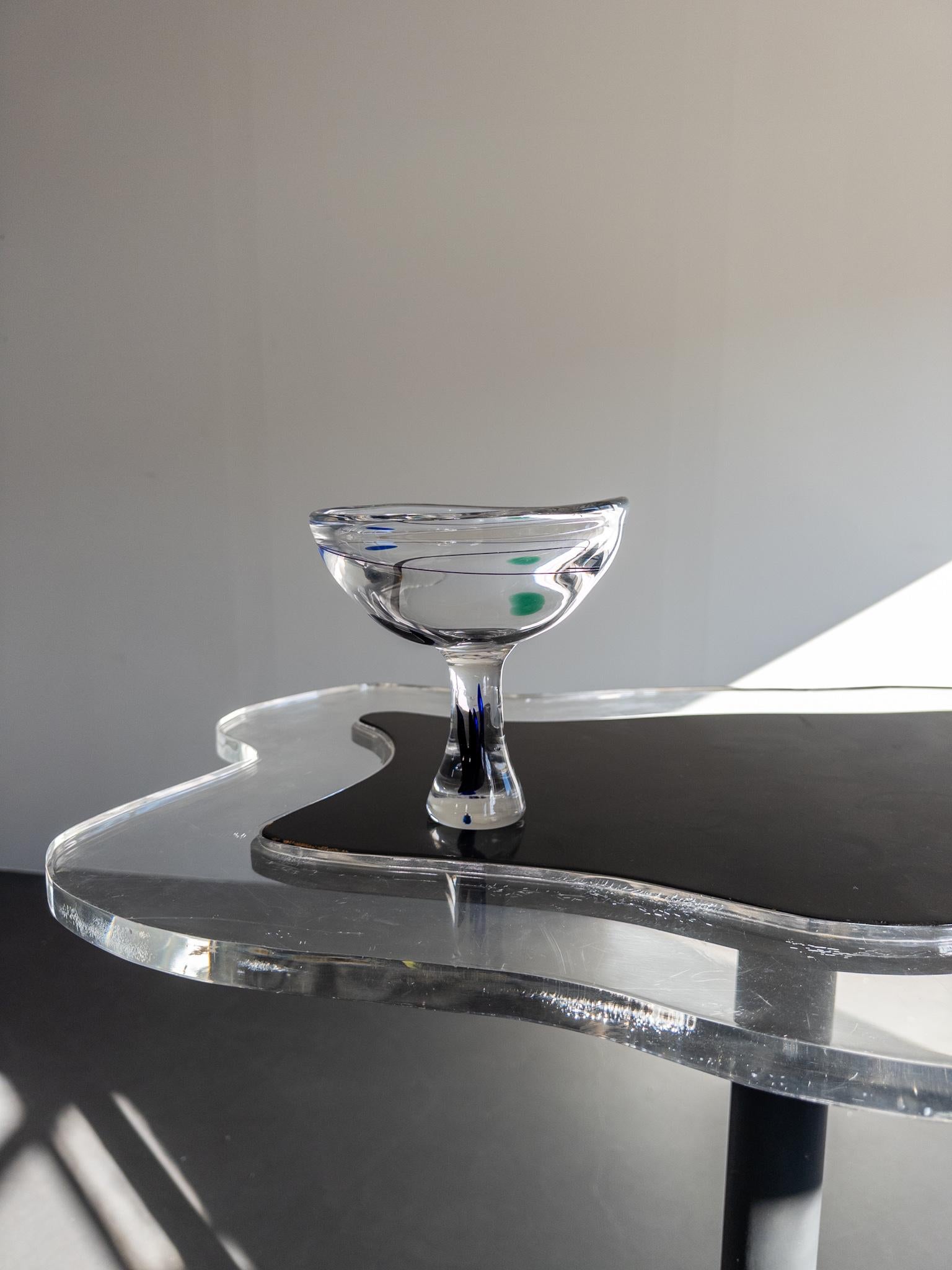 Vicke Lindstrand für Kosta, Schweden - Signierte Kunstglasschale, 1950-60er Jahre im Zustand „Hervorragend“ im Angebot in Staffanstorp, SE