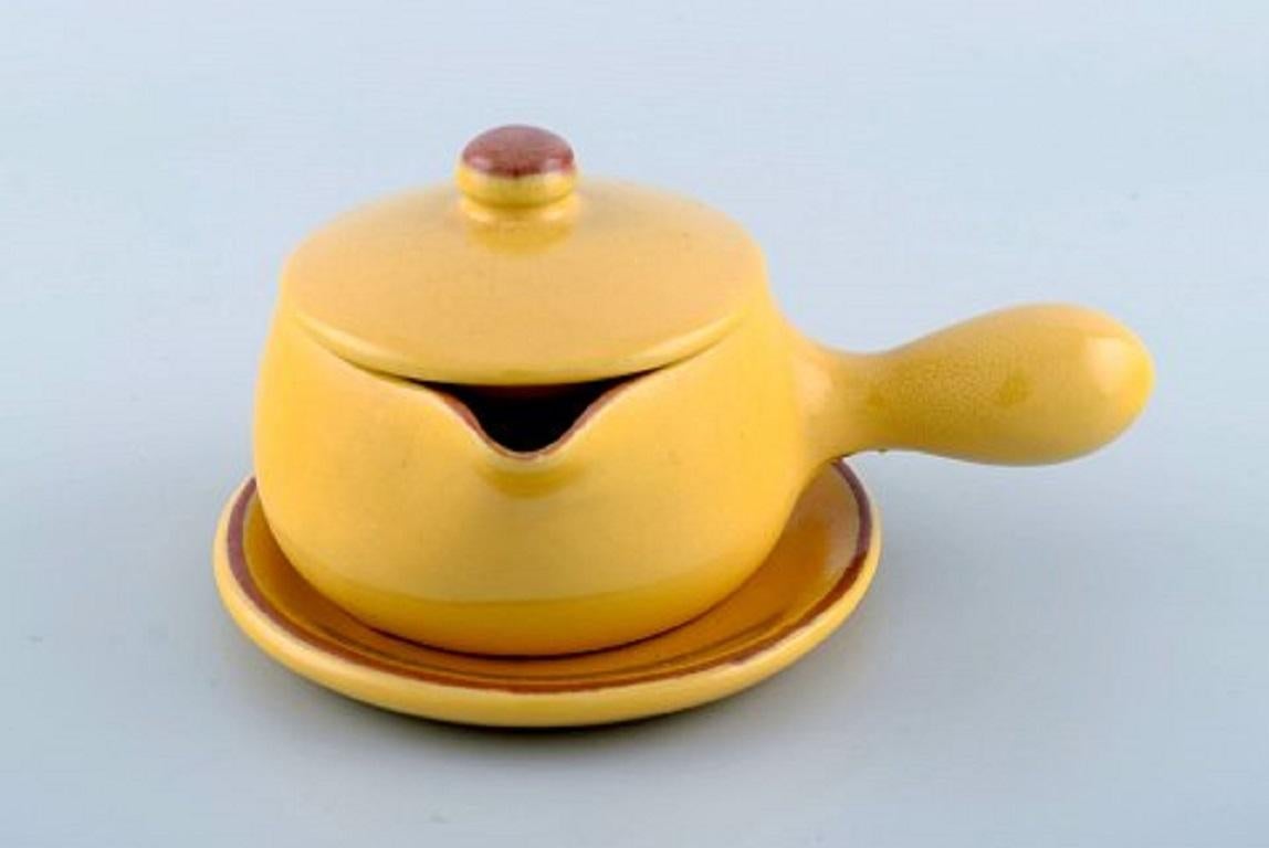 Vicke Lindstrand for Uppsala Ekeby. Sauce boat on a saucer in glazed stoneware. Beautiful yellow glaze, 1950s.
Measures: 16.5 x 8.5 cm.
Stamped.
In excellent condition.