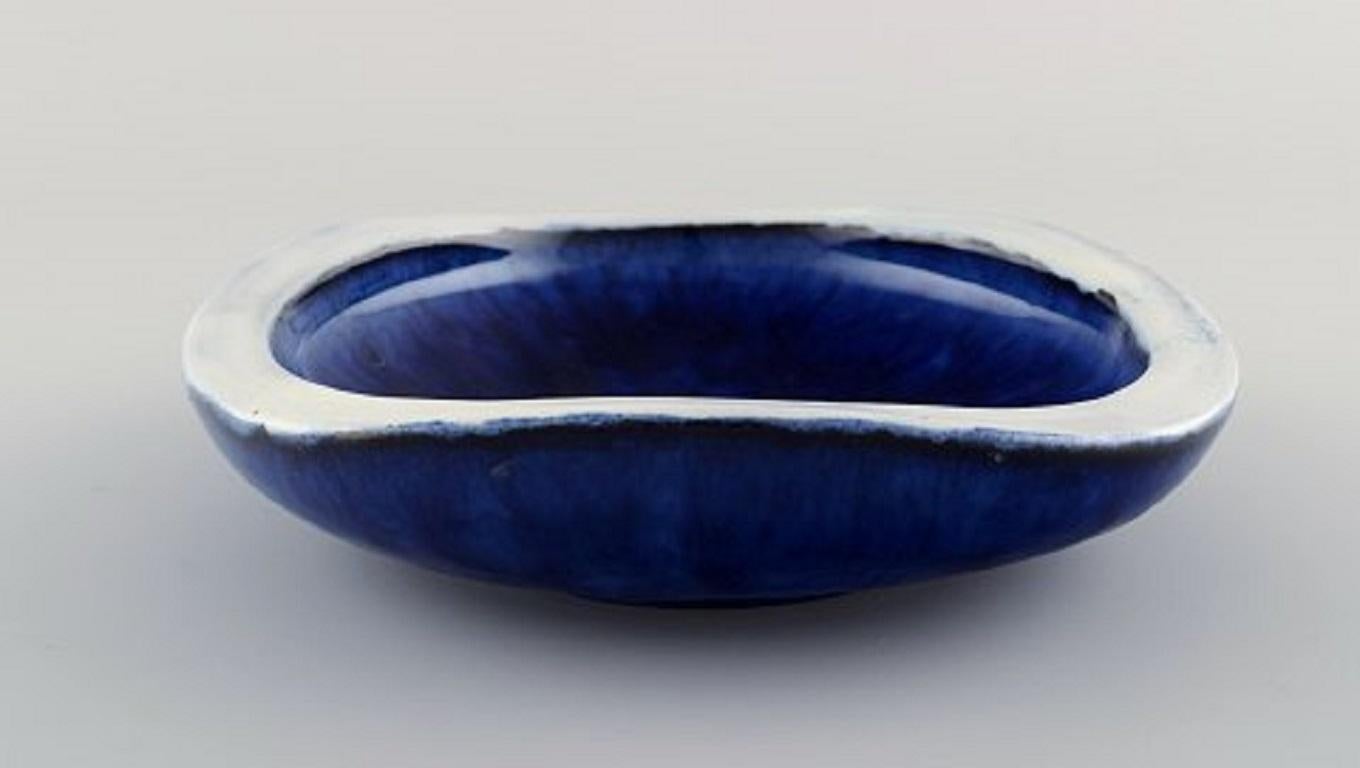 Vicke Lindstrand for Upsala-Ekeby. Bowl in glazed ceramics. Beautiful glaze in shades of blue, 1950s.
Measures: 17 x 4 cm.
In excellent condition.
Stamped.