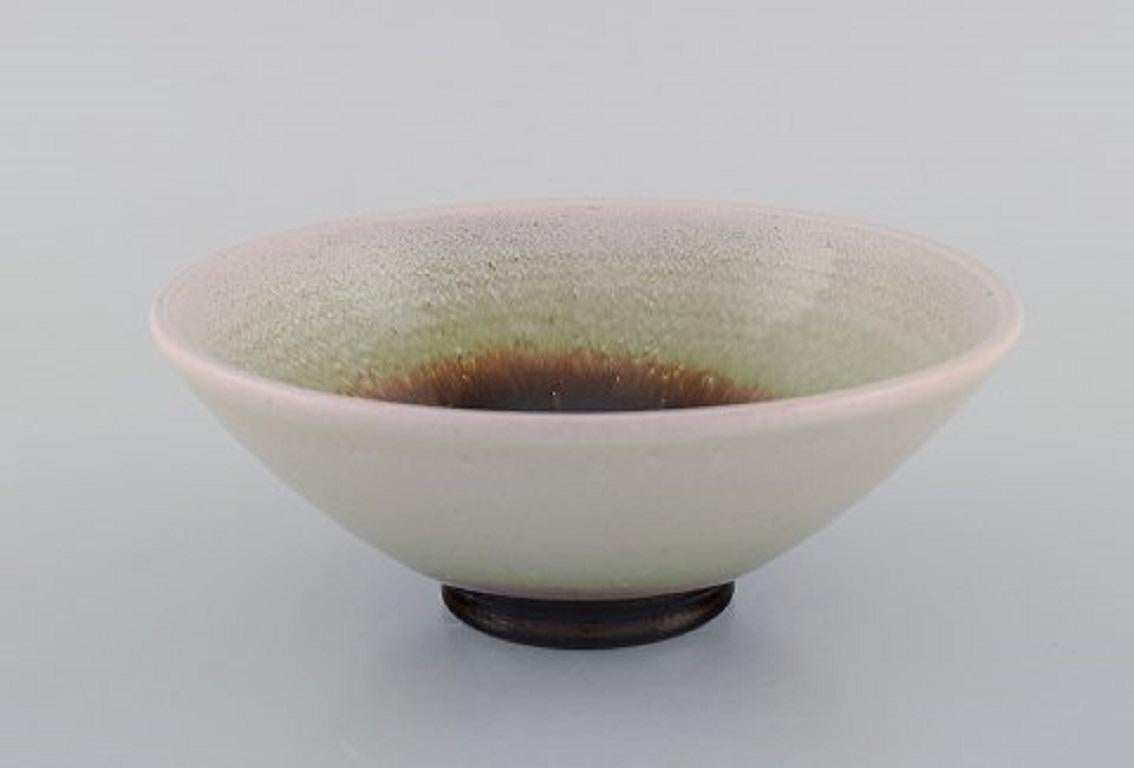 Vicke Lindstrand for Upsala-Ekeby. Bowl in glazed ceramics. Beautiful glaze in red and sand shades,
mid-20th century.
Measures: 15.5 x 5.5 cm.
In very good condition.
Stamped.