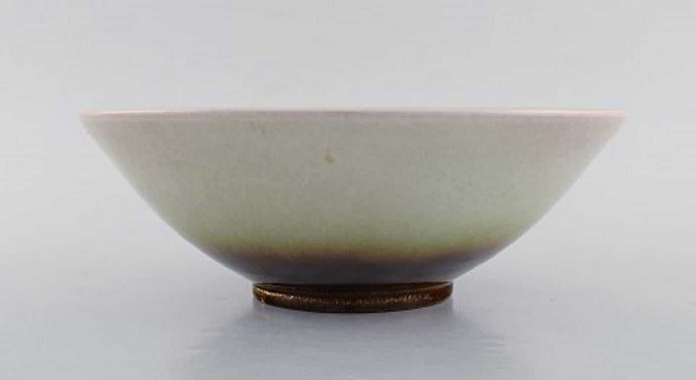 Vicke Lindstrand for Upsala-Ekeby. Large bowl in glazed ceramics. Beautiful glaze in red and sand shades.
Mid-20th century.
Measures: 22.5 x 7.7 cm.
In very good condition.
Stamped.