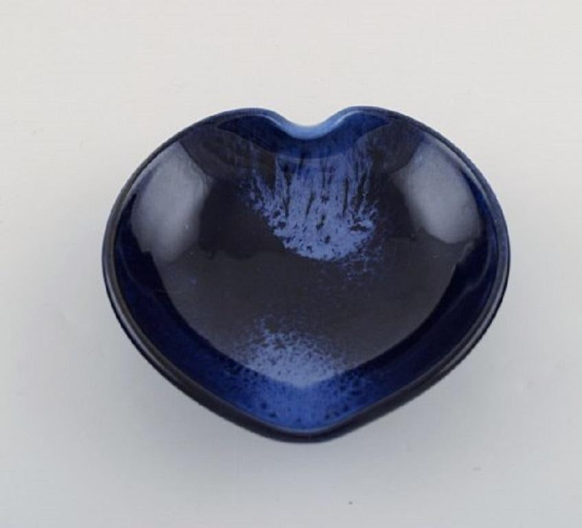 Vicke Lindstrand for Upsala-Ekeby. Two dishes in glazed ceramics. Beautiful glaze in shades of blue, 1950.
Largest measures: 12.5 x 4 cm.
In very good condition.
Stamped.