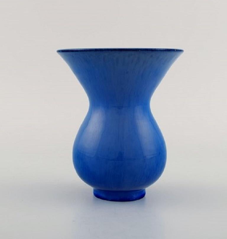 Vicke Lindstrand for Upsala-Ekeby. Vase in glazed ceramics. Beautiful glaze in shades of blue, 1950s.
Measures: 13 x 11 cm.
In excellent condition.
Stamped.