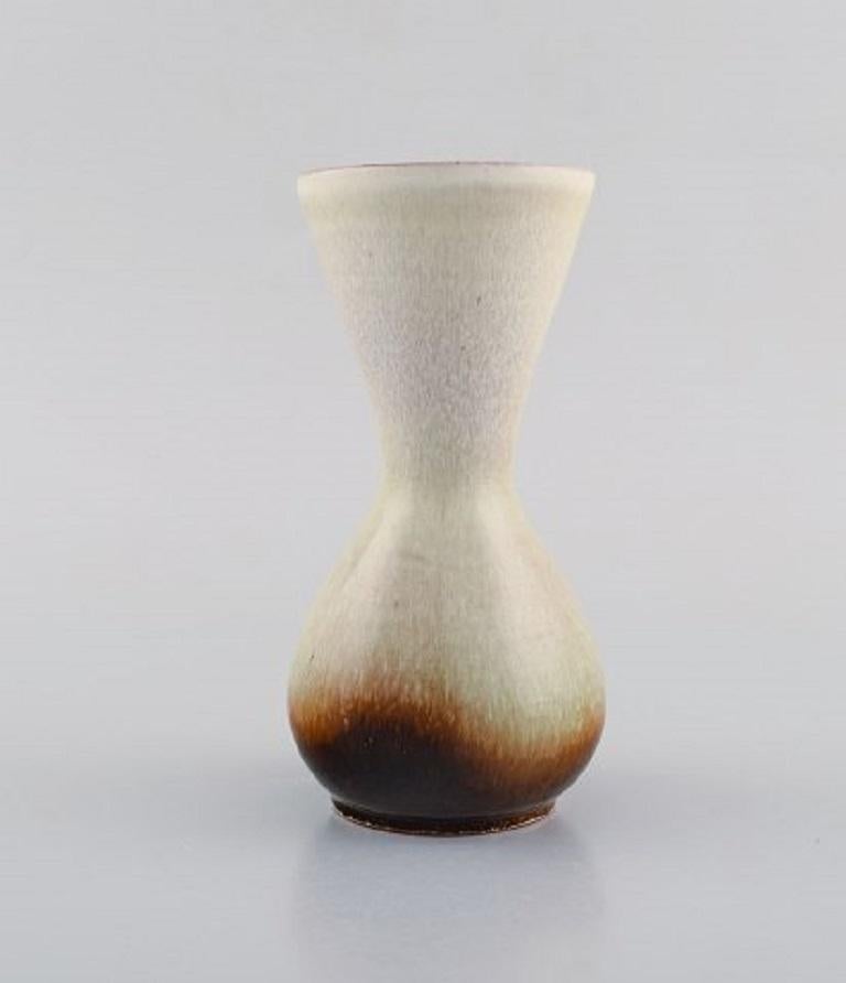 Vicke Lindstrand for Upsala-Ekeby. Vase in glazed ceramics. Beautiful glaze in red and sand shades, mid-20th century.
Measures: 14.5 x 7.5 cm.
In very good condition.
Stamped.