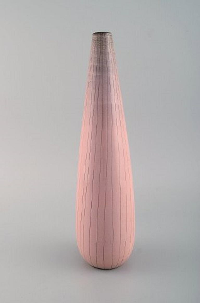 Vicke Lindstrand for Upsala-Ekeby. Vase in glazed ceramics with vertical stripes, mid-20th century.
Measures: 33 x 9 cm.
In excellent condition.
Stamped.