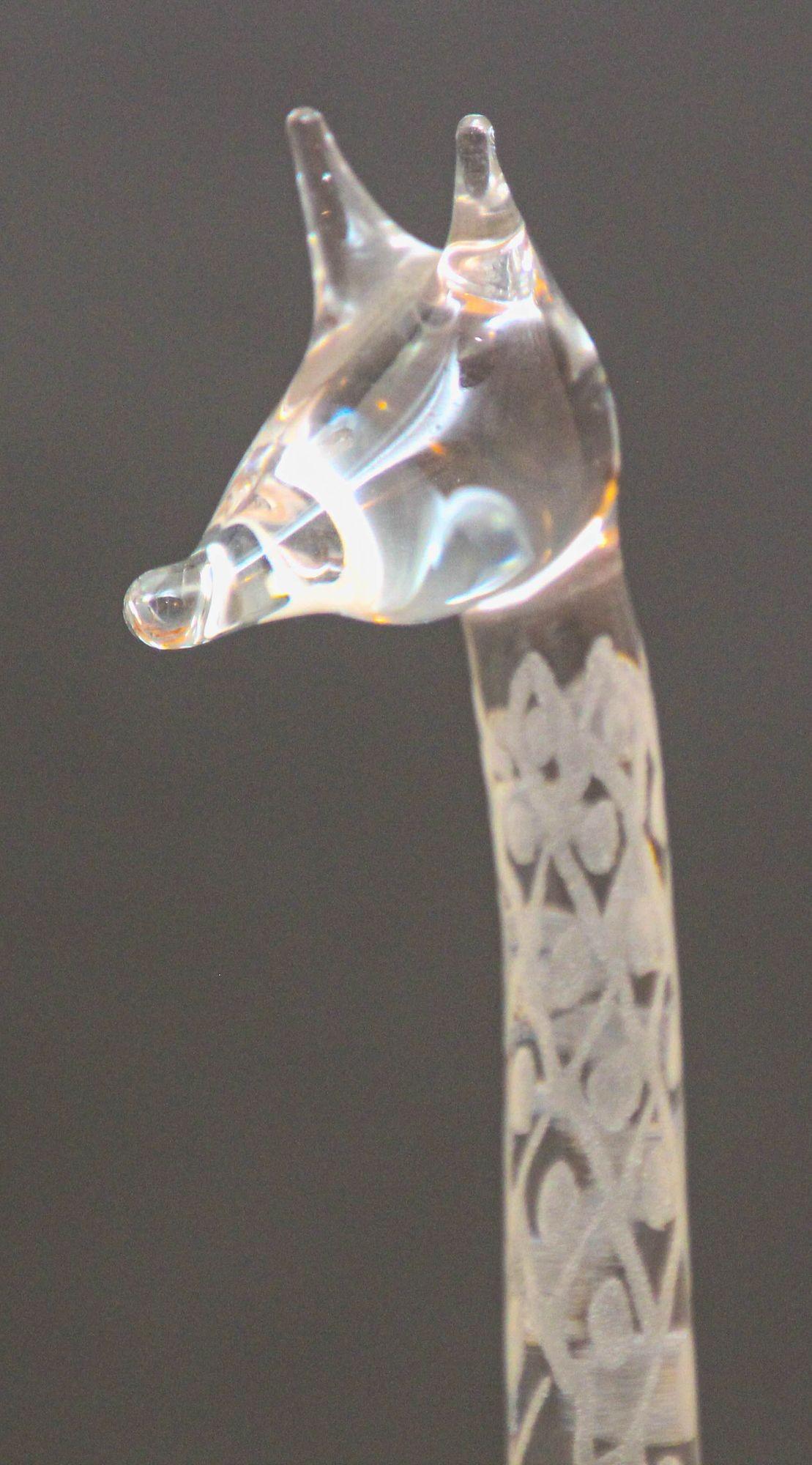 Vicke Lindstrand Kosta Boda Kunstglas Giraffe Skulptur Schweden.
Handgeätzte Giraffenfigur aus Kristall, entworfen von Vicke Lindstrand für Kosta Boda, Schweden.
Stilisiertes Giraffenmuster mit geätzten, mattierten Streifen und Flecken.
Limitierte