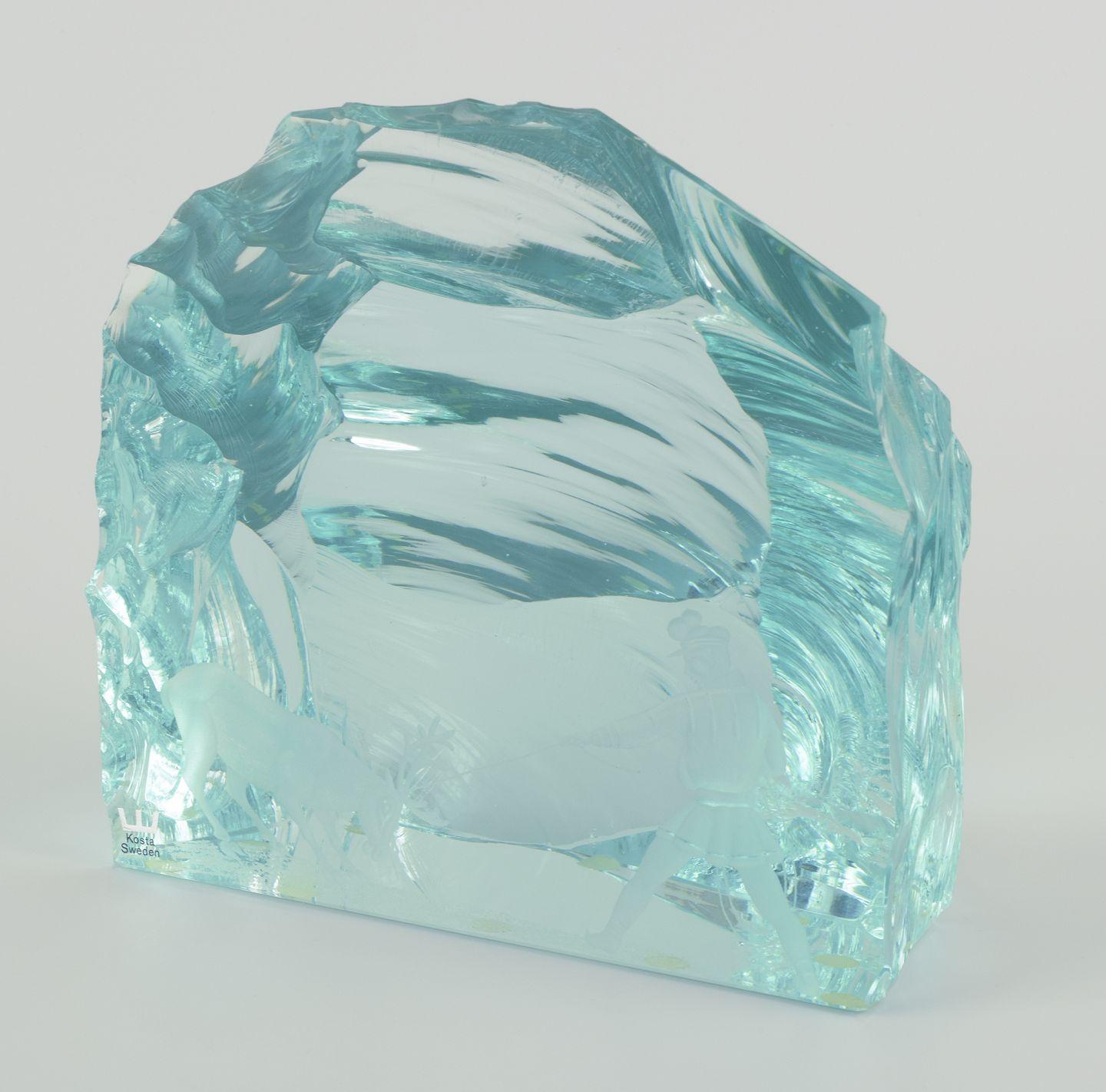 I prodotti usati sono esenti da dazi all'importazione per i clienti statunitensi. 
Pertanto, al tuo acquisto non saranno applicate tariffe di importazione.

Vicke Lindstrand per Kosta Boda.
Grande scultura in vetro artistico.
A forma di blocco di