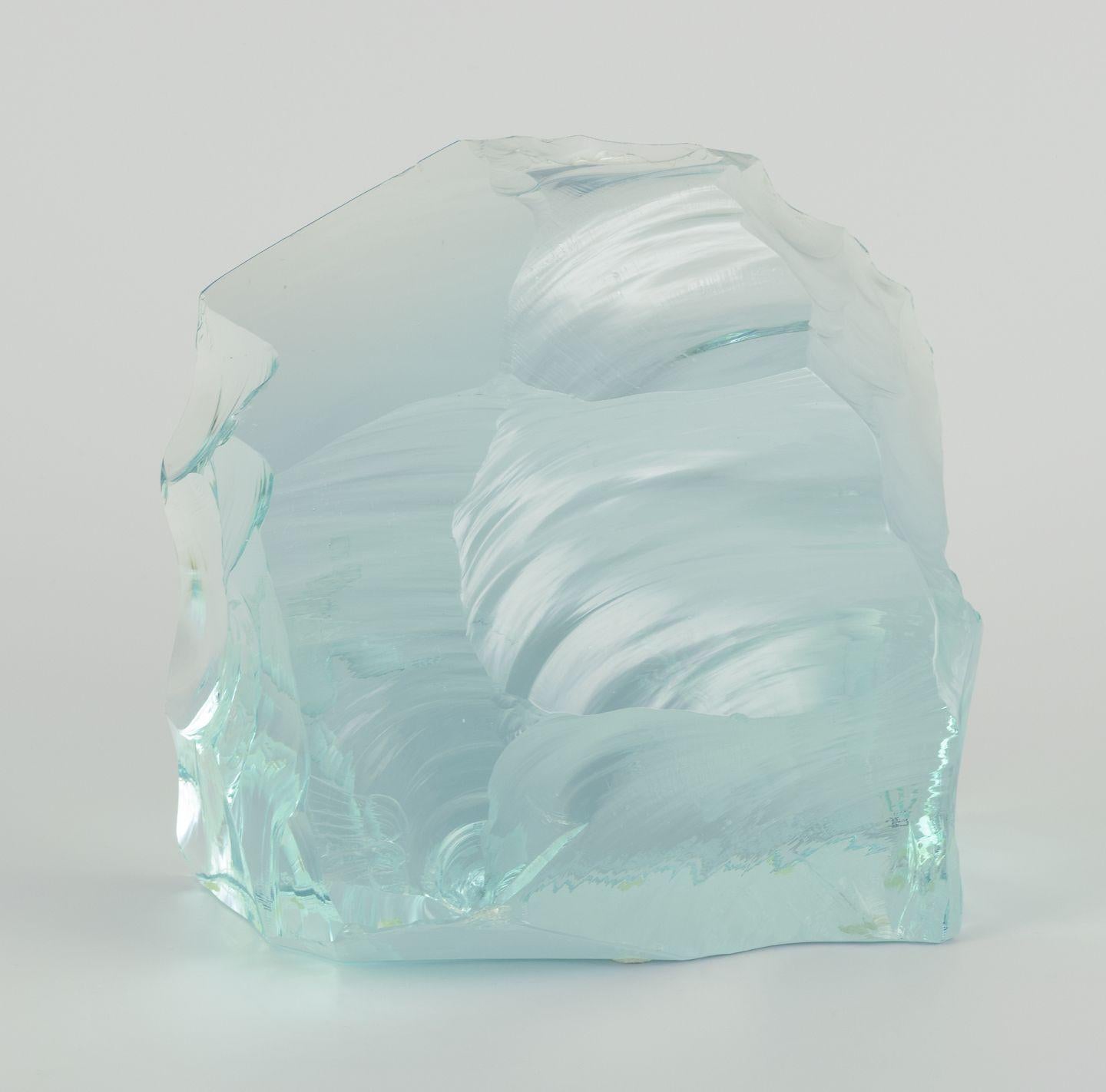 Scandinavo moderno Vicke Lindstrand, Kosta Boda. Grande scultura in vetro artistico. A forma di blocco di ghiaccio. in vendita