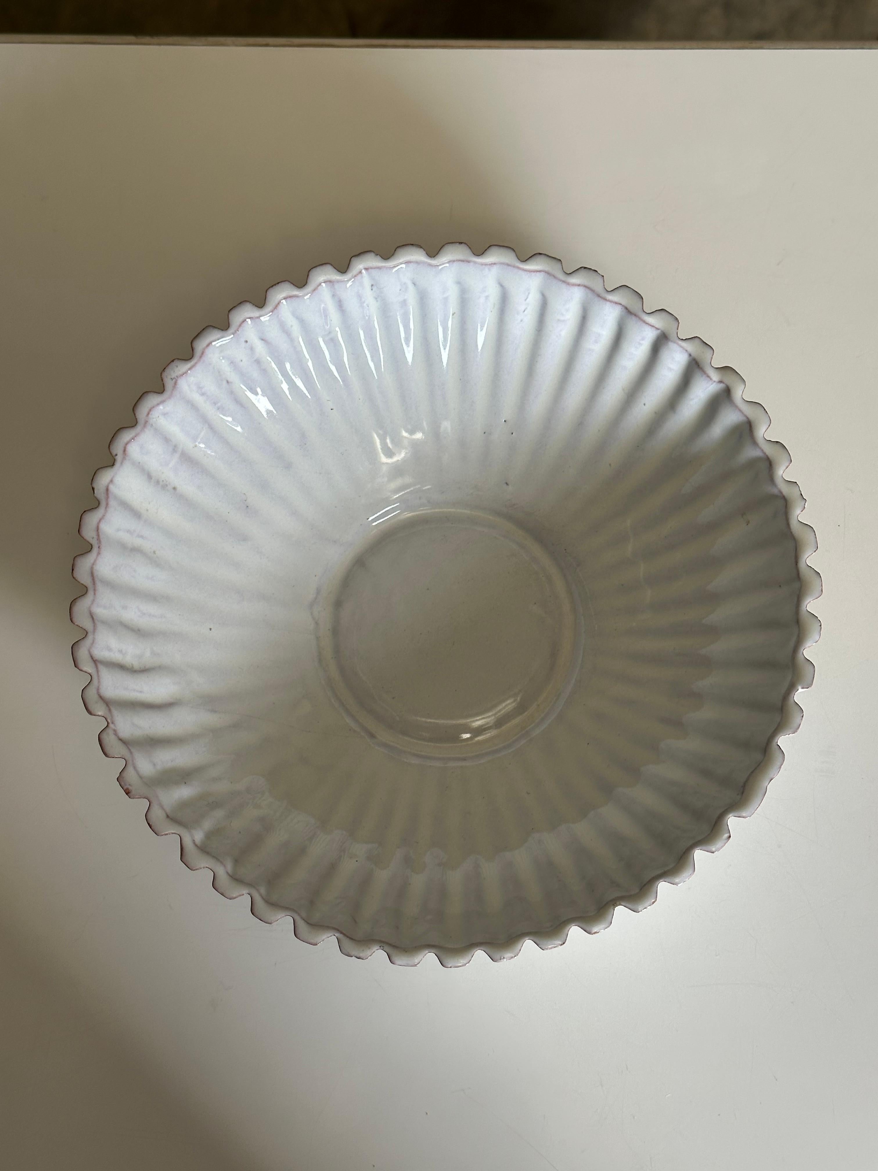 Una splendida ciotola decorativa di grandi dimensioni disegnata da Vicke Lindstrand per Upsala Ekeby. Presenta un motivo quasi a conchiglia con aree in rilievo alternate. Sarebbe perfetta come ciotola per la frutta. All'esterno presenta sottili