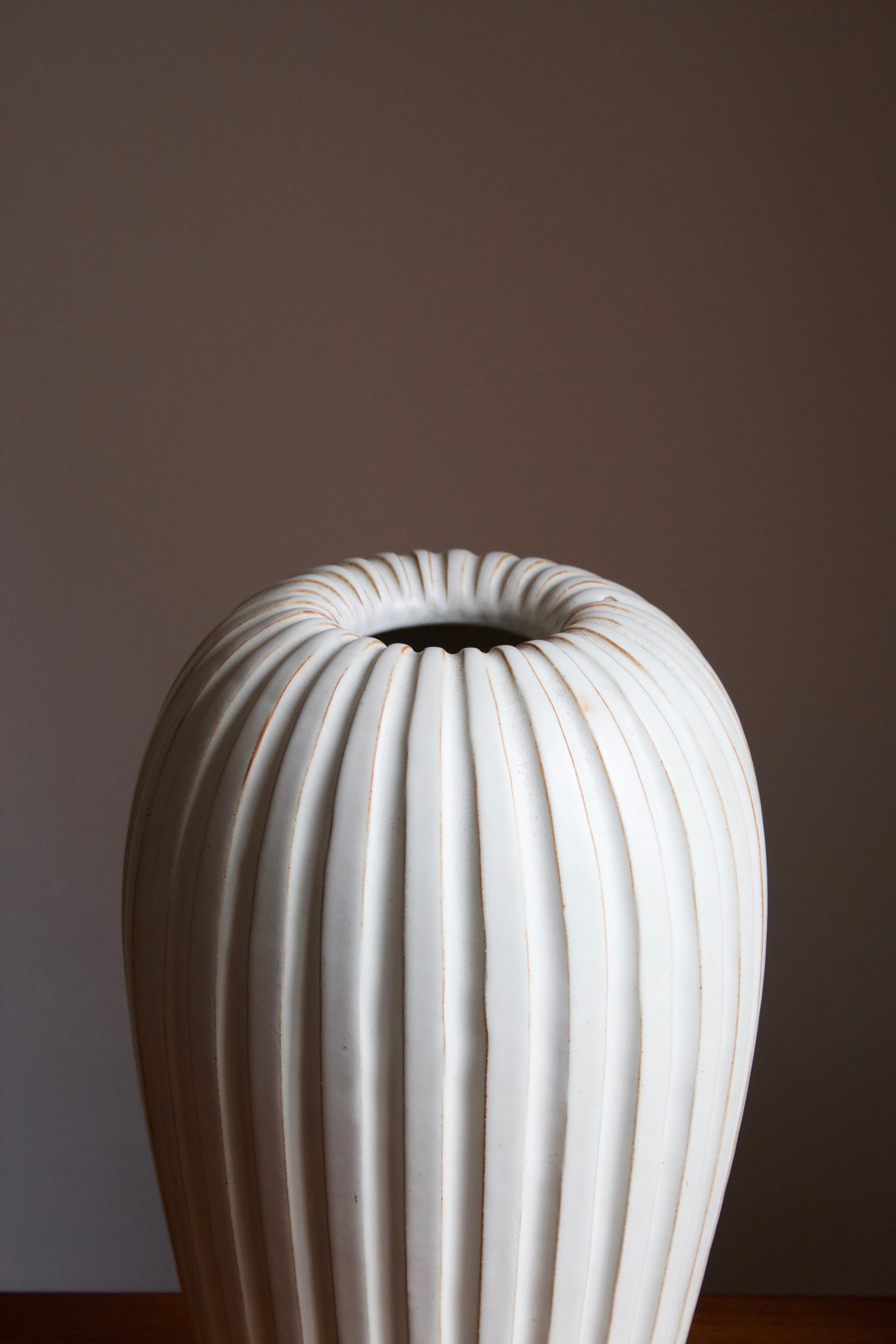 Organic Modern Vicke Lindstrand, Large Fluted Vase, Glazed Ceramic, Upsala-Ekeby, Sweden, 1940s