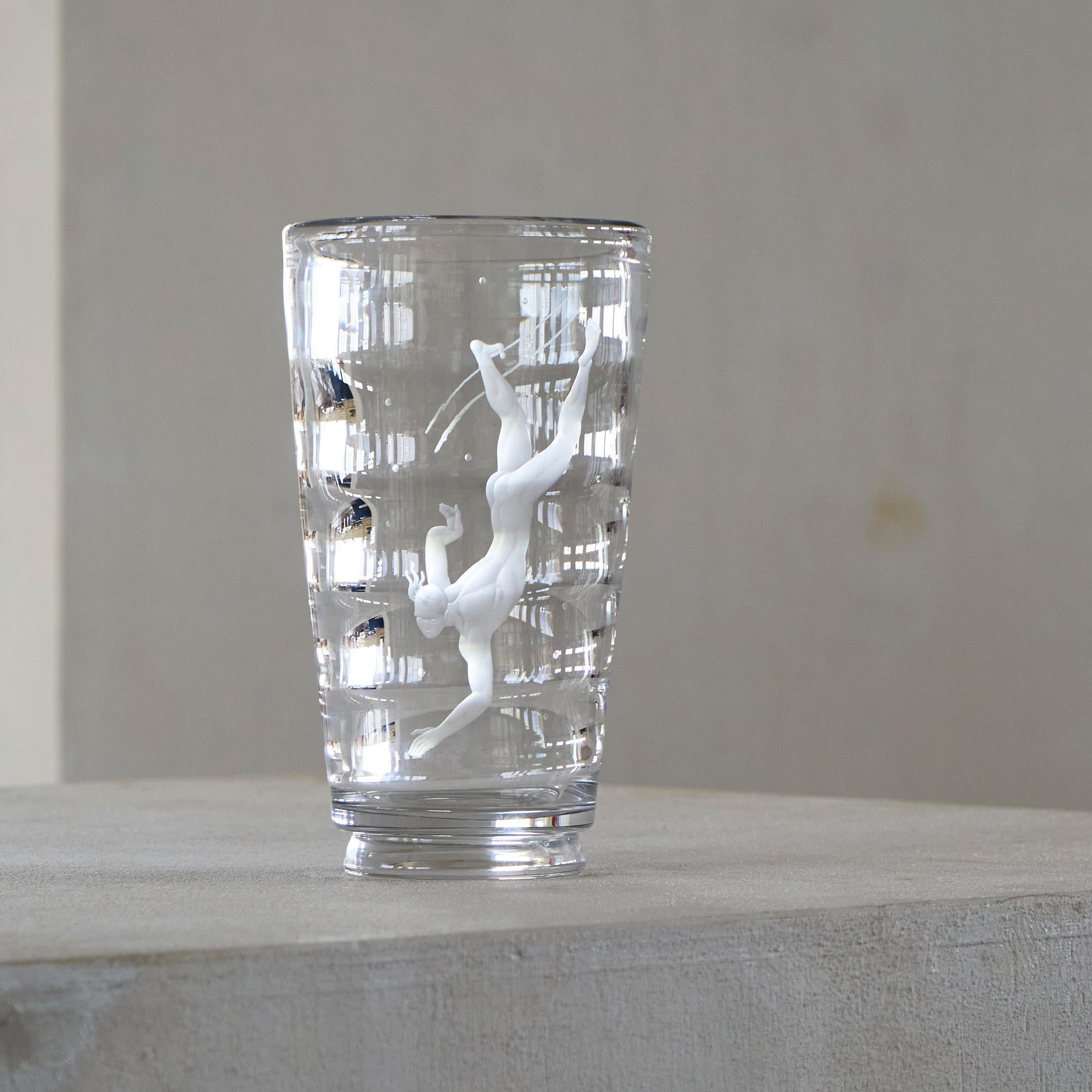 Vicke Lindstrand Rare and Large 'Dykare' Vase in Etched Glass for Orrefors 1930s For Sale 2