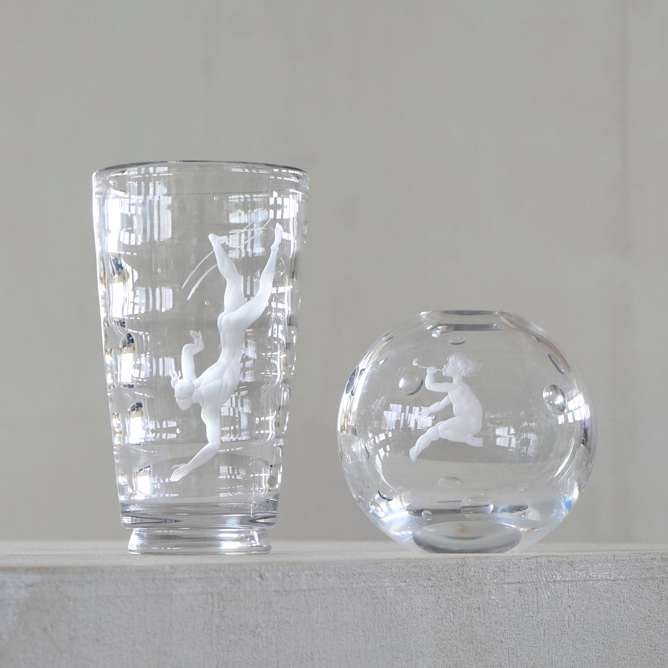 Vicke Lindstrand Rare Pair of Art Deco Vases in Etched Glass for Orrefors 1930s In Good Condition For Sale In Tilburg, NL