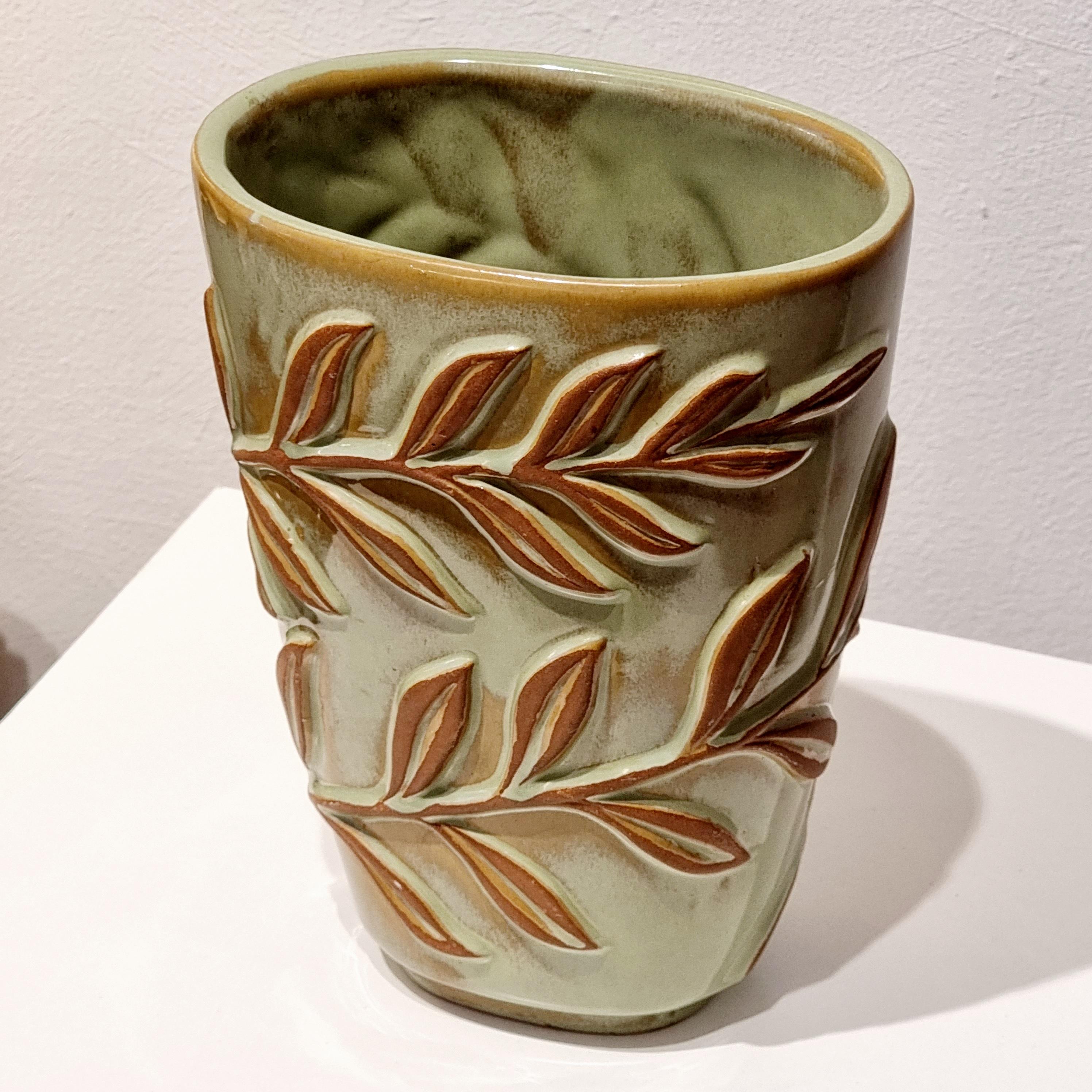 Une rare beauté de Vicke Lindstrand pour Upsala-Ekeby, vase modèle 409 avec décor de feuilles. 

Marqué : EKEBY, 409, V.L.A.

En bon état, petits signes d'âge et d'usure. Le fond présente une petite bosse.