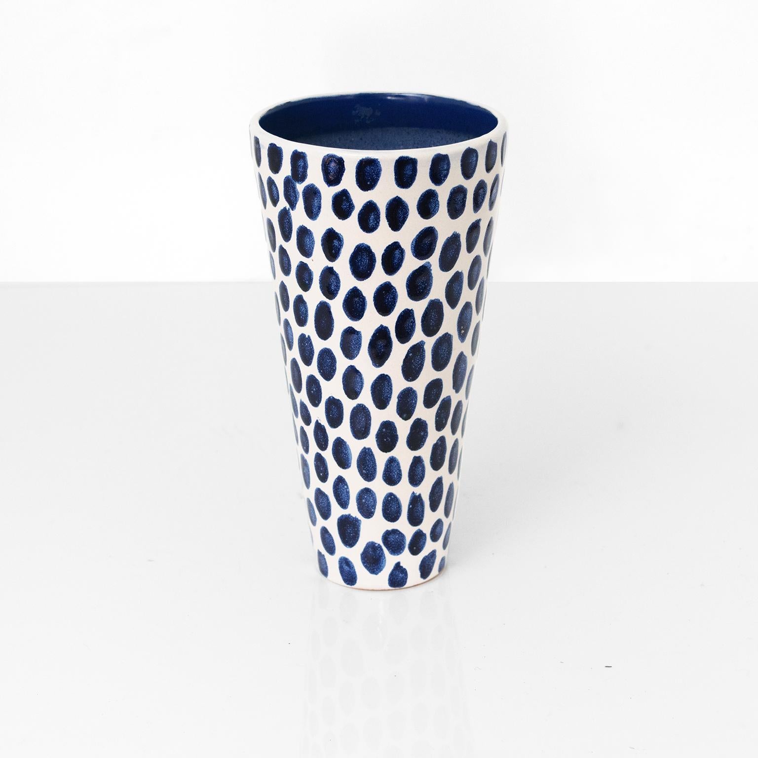 Vicke Lindstrand Spotted Vase Upsala Ekeby, Scandinavian Modern In Good Condition For Sale In New York, NY