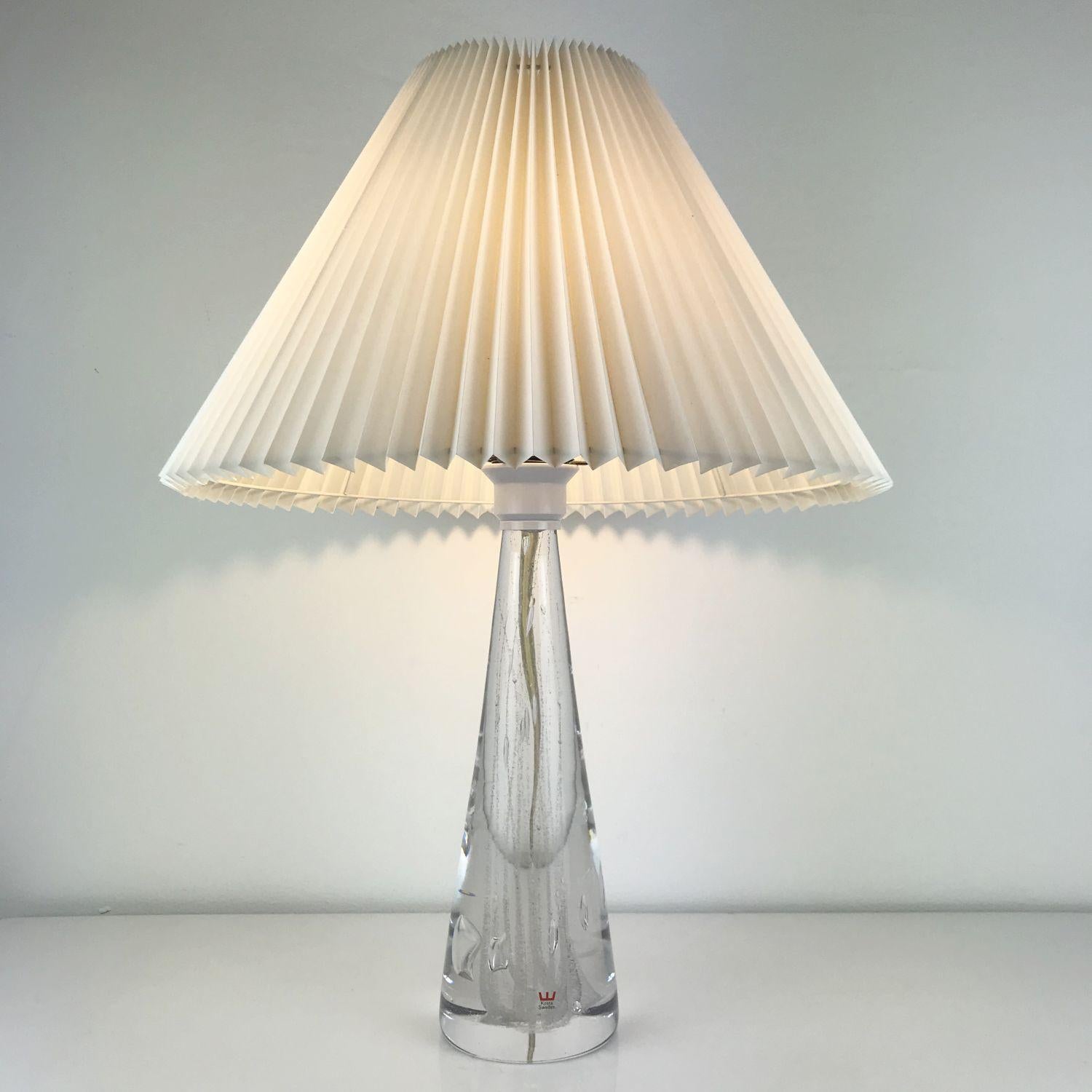 Tall and unique glass table lamp by swedish glasss master Vicke Lindstrand with 'bubbles' and 'swirls' inside the glass. Manufactured by Kosta in the 60's. 

Comes with the original working wire with on/off. Edison screw bulb. Sold without the