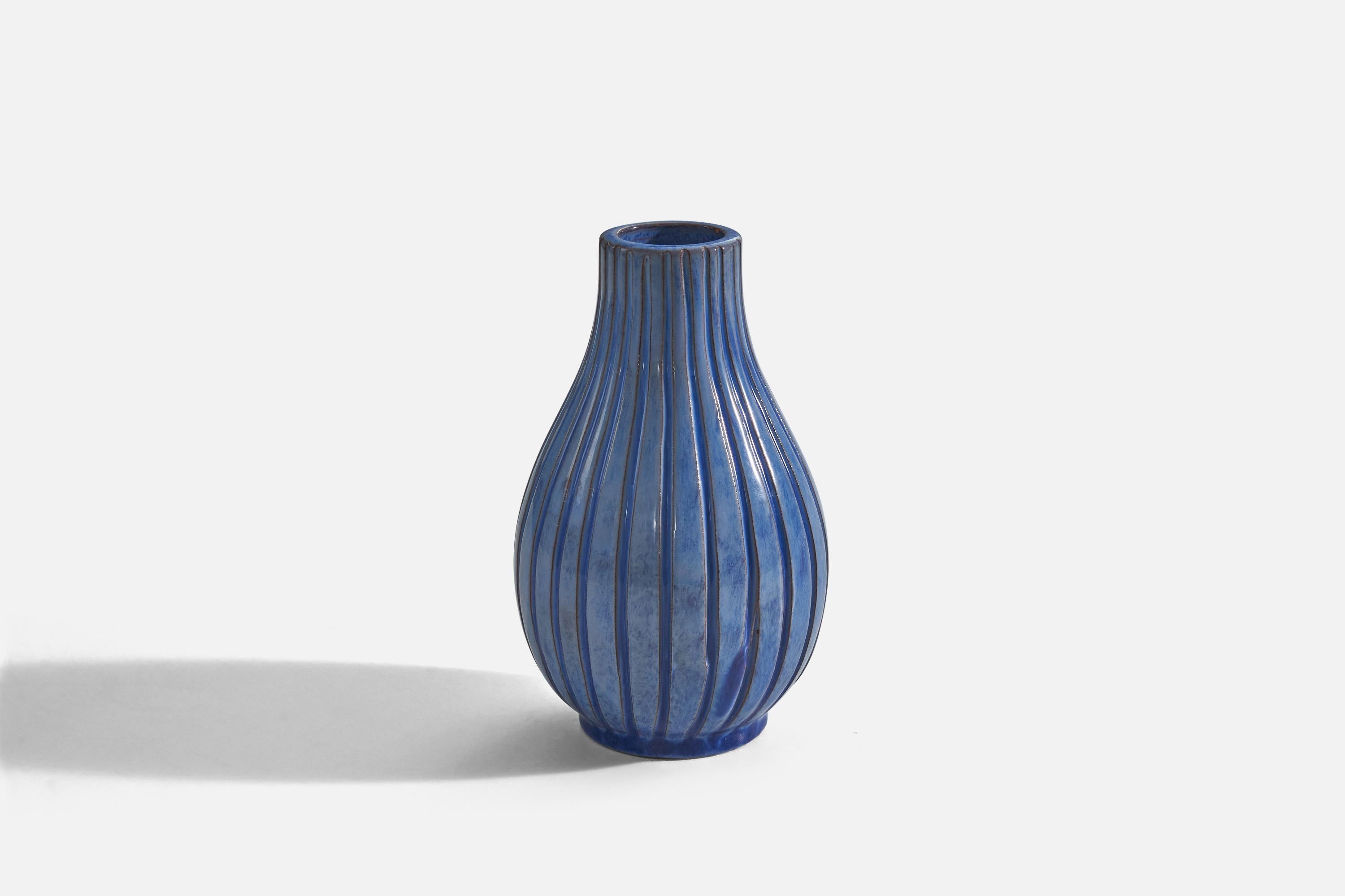 Vase en faïence bleu-glacé conçu par Vicke Lindstrand et produit par Upsala-Ekeby, Suède, années 1940. 

