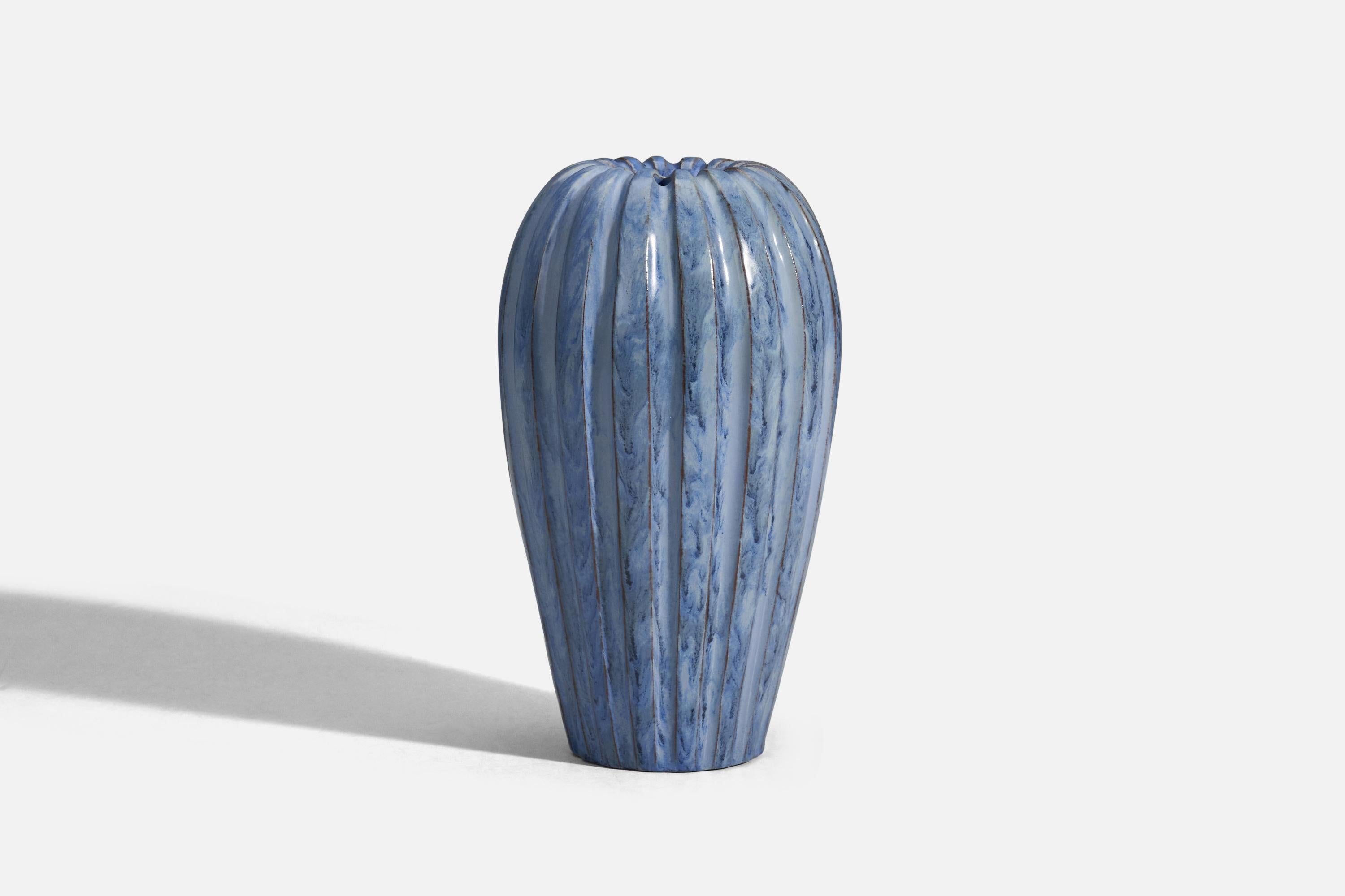 Un vase en faïence émaillée bleue conçu par Vicke Lindstrand et produit par Upsala-Ekeby, Suède, années 1940.