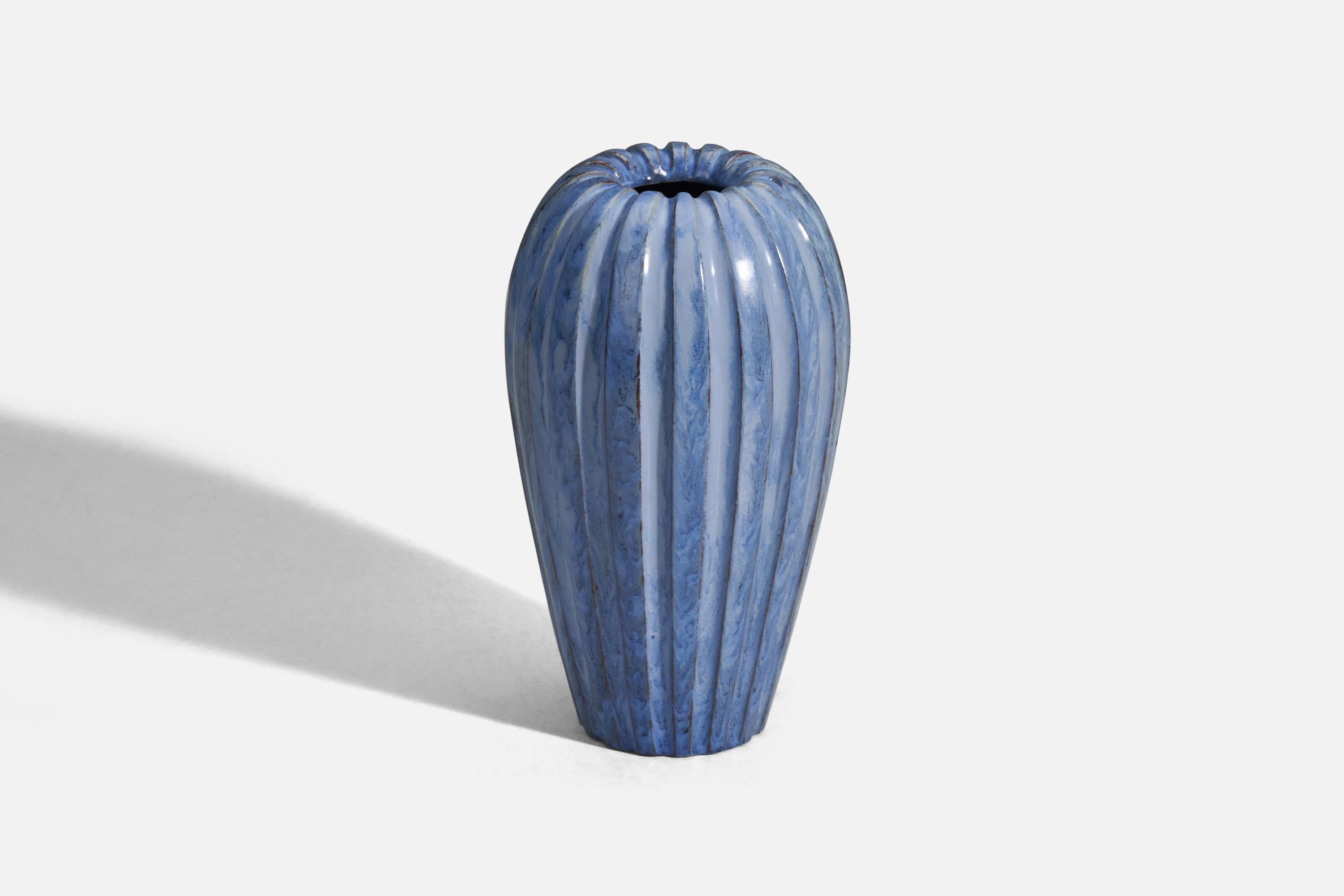 Scandinave moderne Vicke Lindstrand, Vase en faïence émaillée bleue, Upsala-Ekeby, Suède, années 1940 en vente