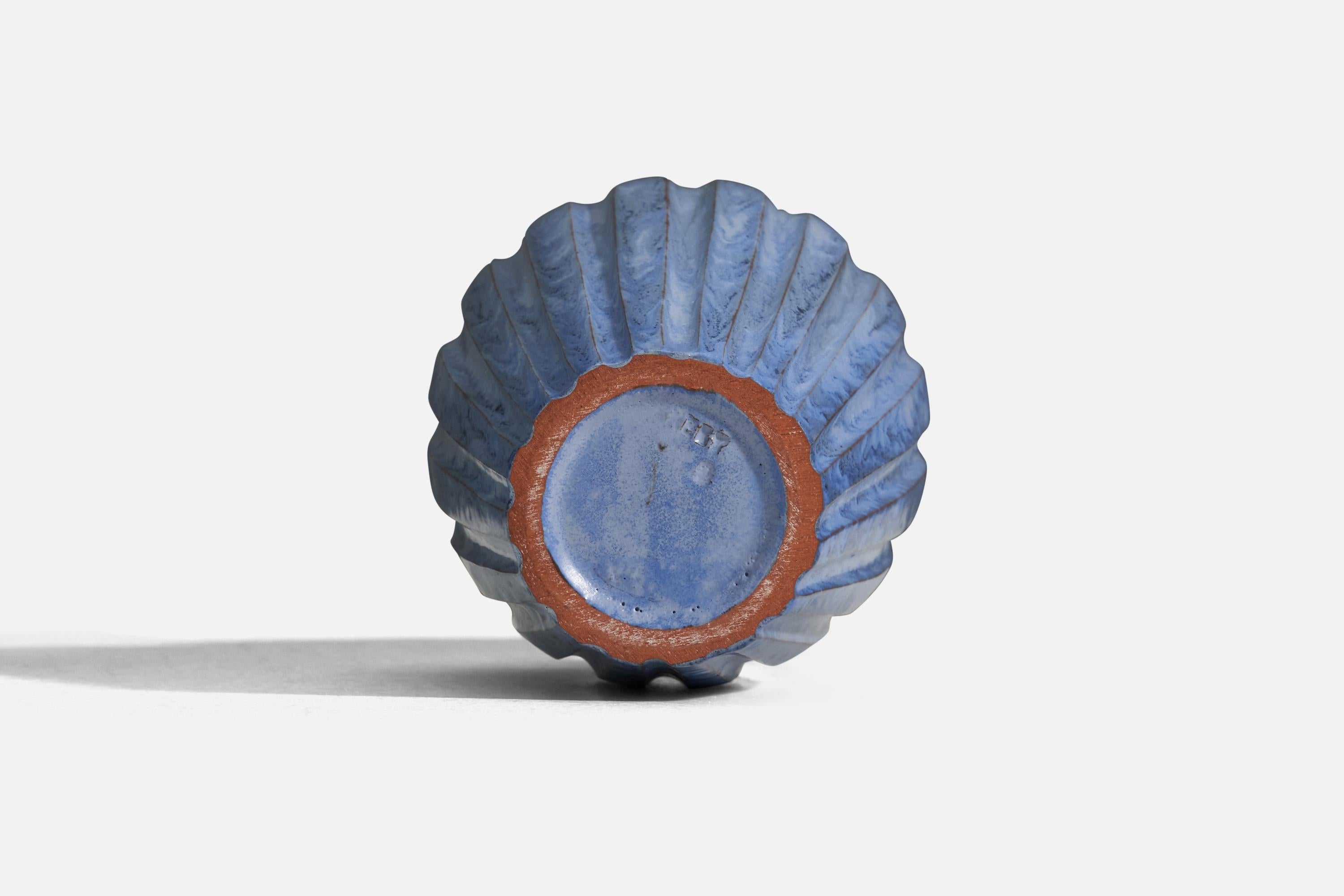 Vicke Lindstrand, Vase, Blue Glazed Earthenware, Upsala-Ekeby, Sweden, 1940s In Good Condition For Sale In High Point, NC