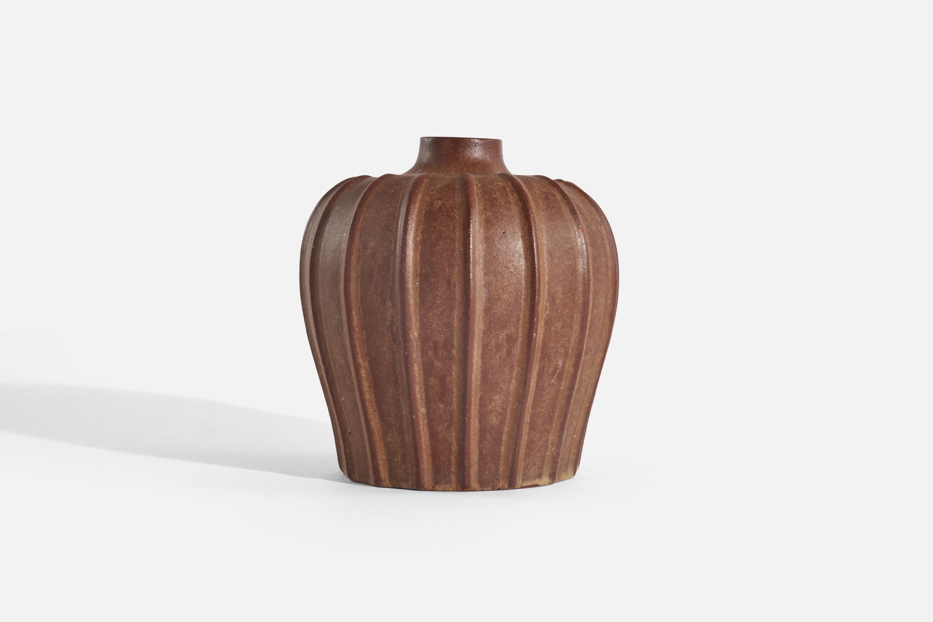 Organic Modern Vicke Lindstrand, Vase, Brown-Glazed Earthenware, Upsala-Ekeby, Sweden, C. 1940s For Sale