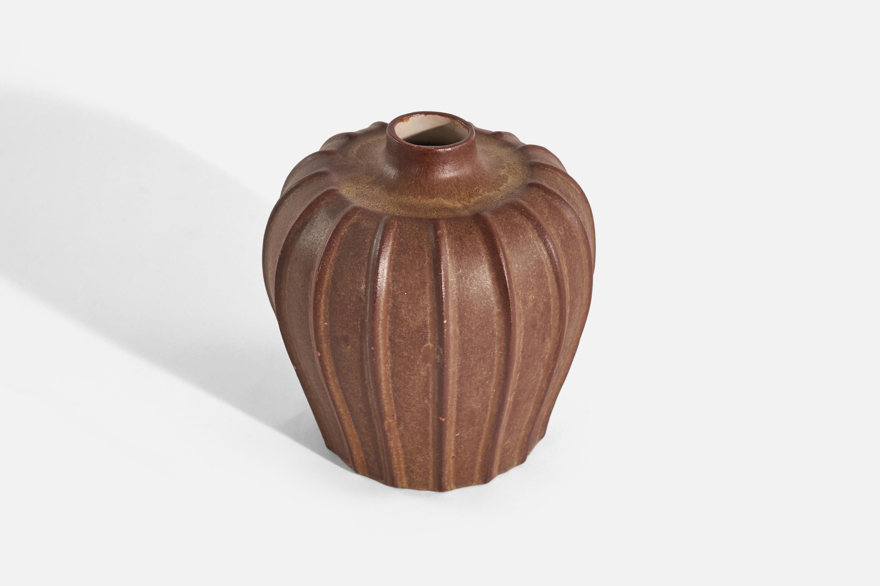 Vase von Vicke Lindstrand, braun glasiertes Steingut, Upsala-Ekeby, Schweden, ca. 1940er Jahre (Schwedisch) im Angebot
