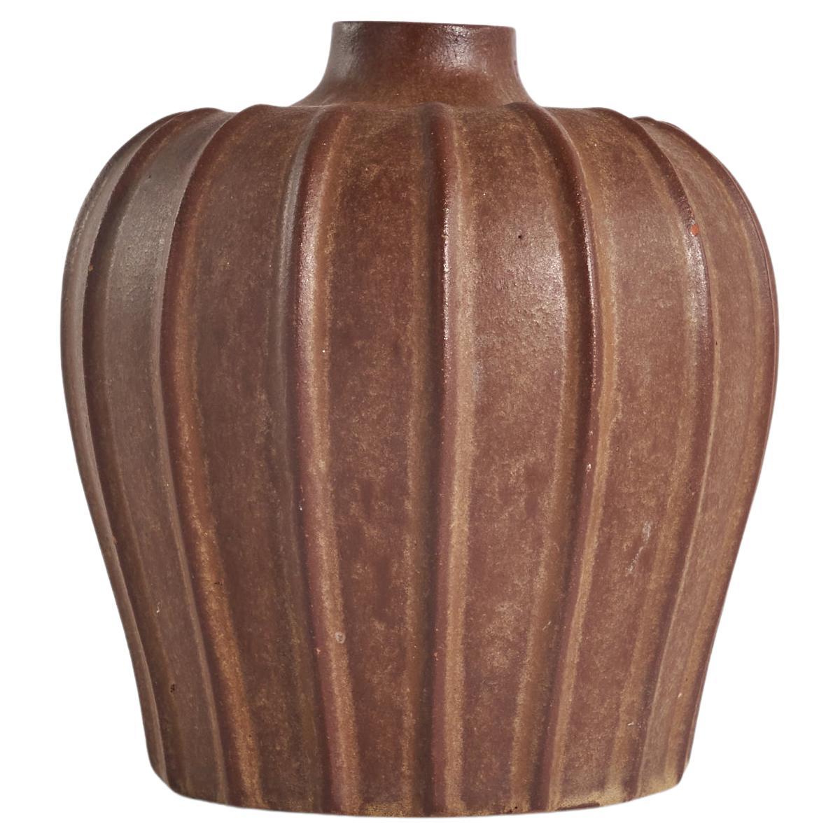 Vicke Lindstrand, Vase, Brown-Glazed Earthenware, Upsala-Ekeby, Sweden, C. 1940s For Sale