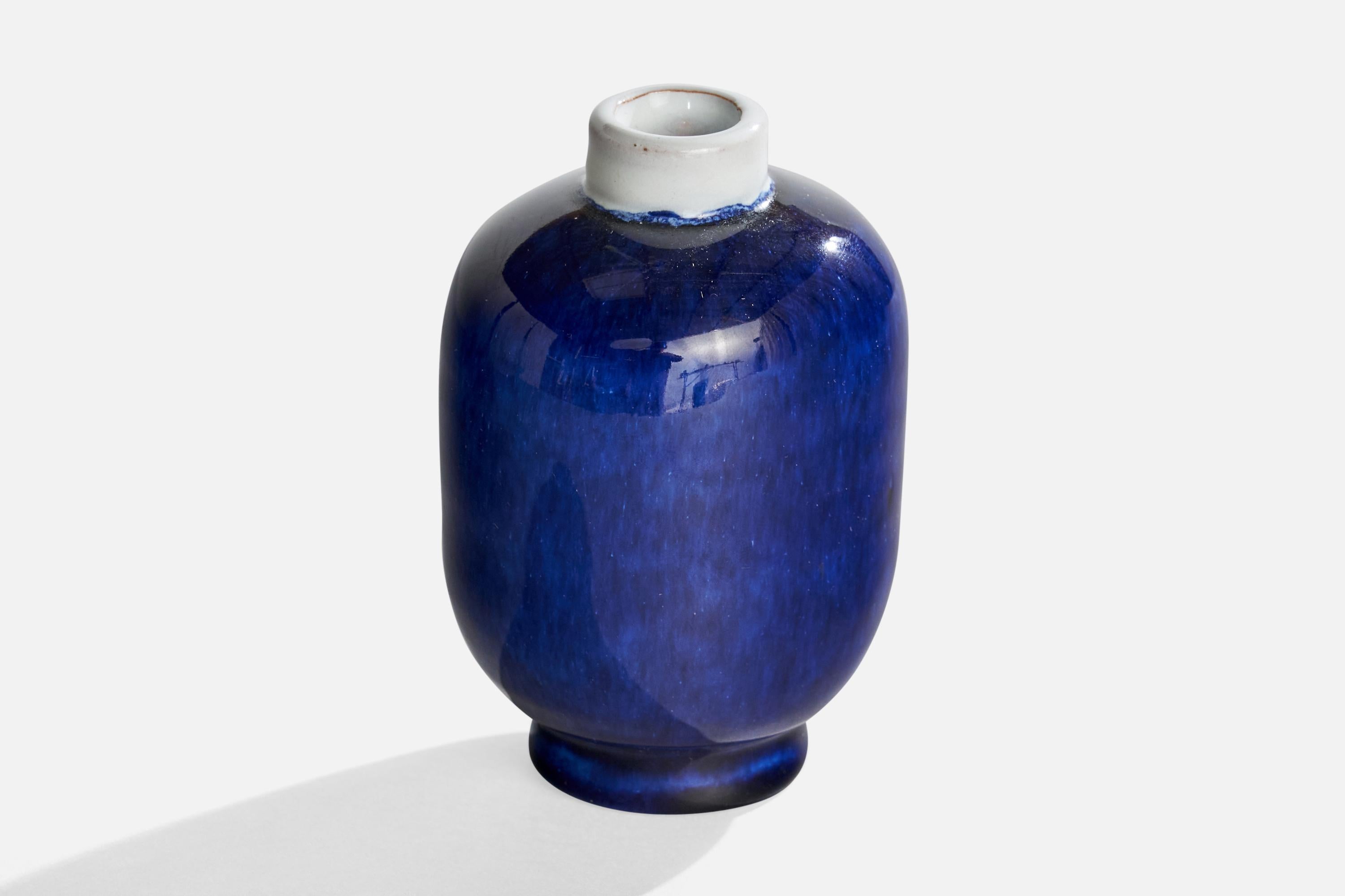 Vaso in terracotta smaltata blu e bianca disegnato da Vicke Lindstrand e prodotto da Upsala Ekeby, Svezia, anni '30 circa.

Dimensioni: 4.3