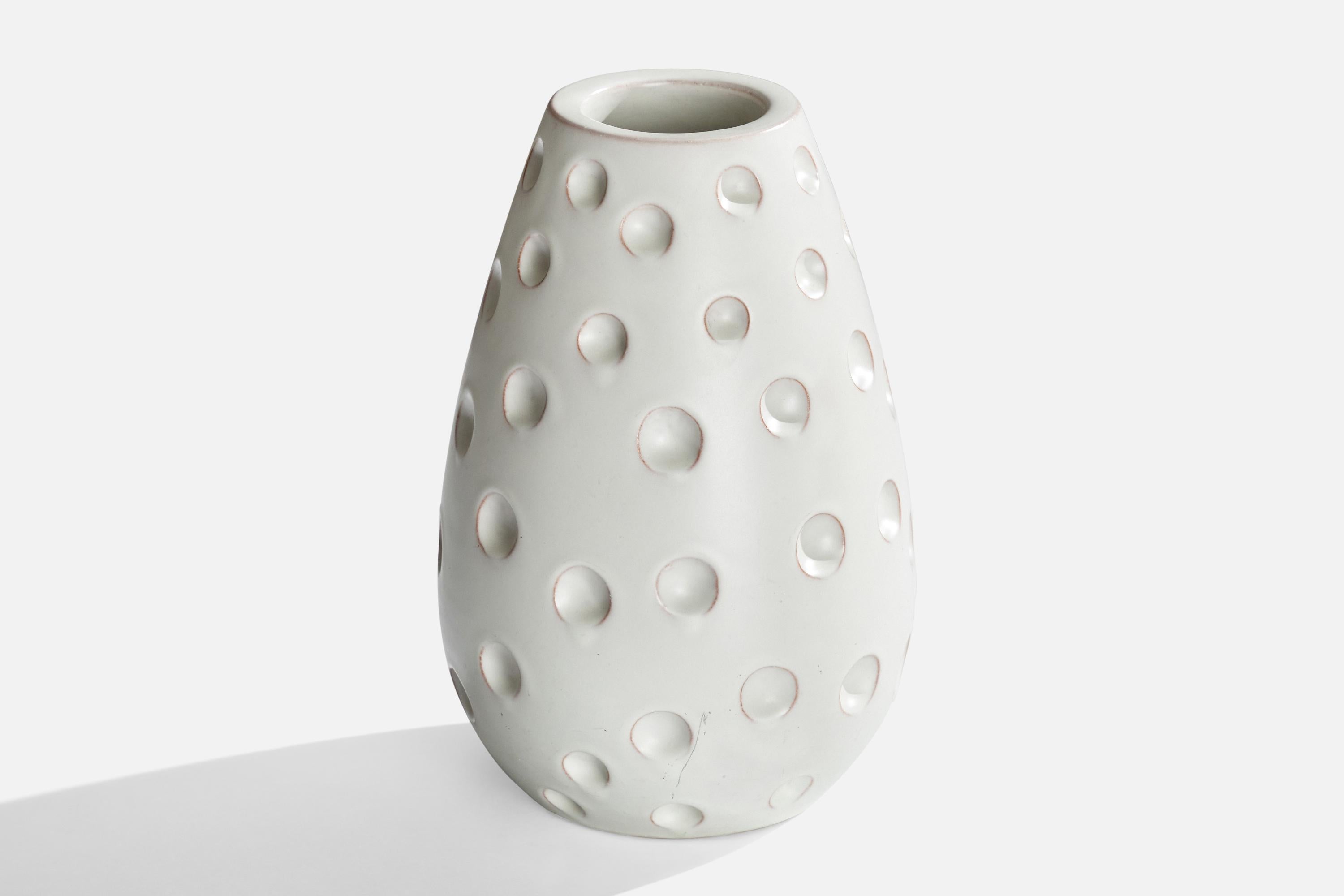 Jarrón de loza vidriada en blanco diseñado por Vicke Lindstrand y producido por Upsala Ekeby, Suecia, 1946.

