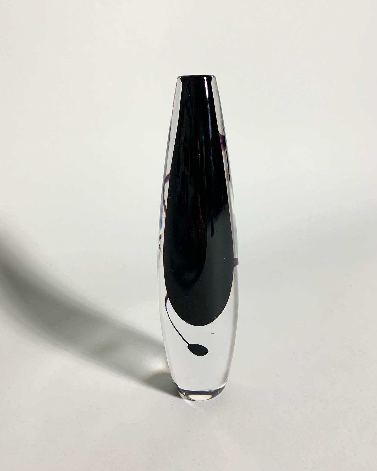 Rare Vicke Lindstrand spiral vase in dark purple, almost black glass, mouth-blown and hand-crafted at Kosta glassworks in the early 1960s.

Signed underneath with the artists initials and the model number „1412“.

Height: 26.5 cm
Diameter: 7 cm