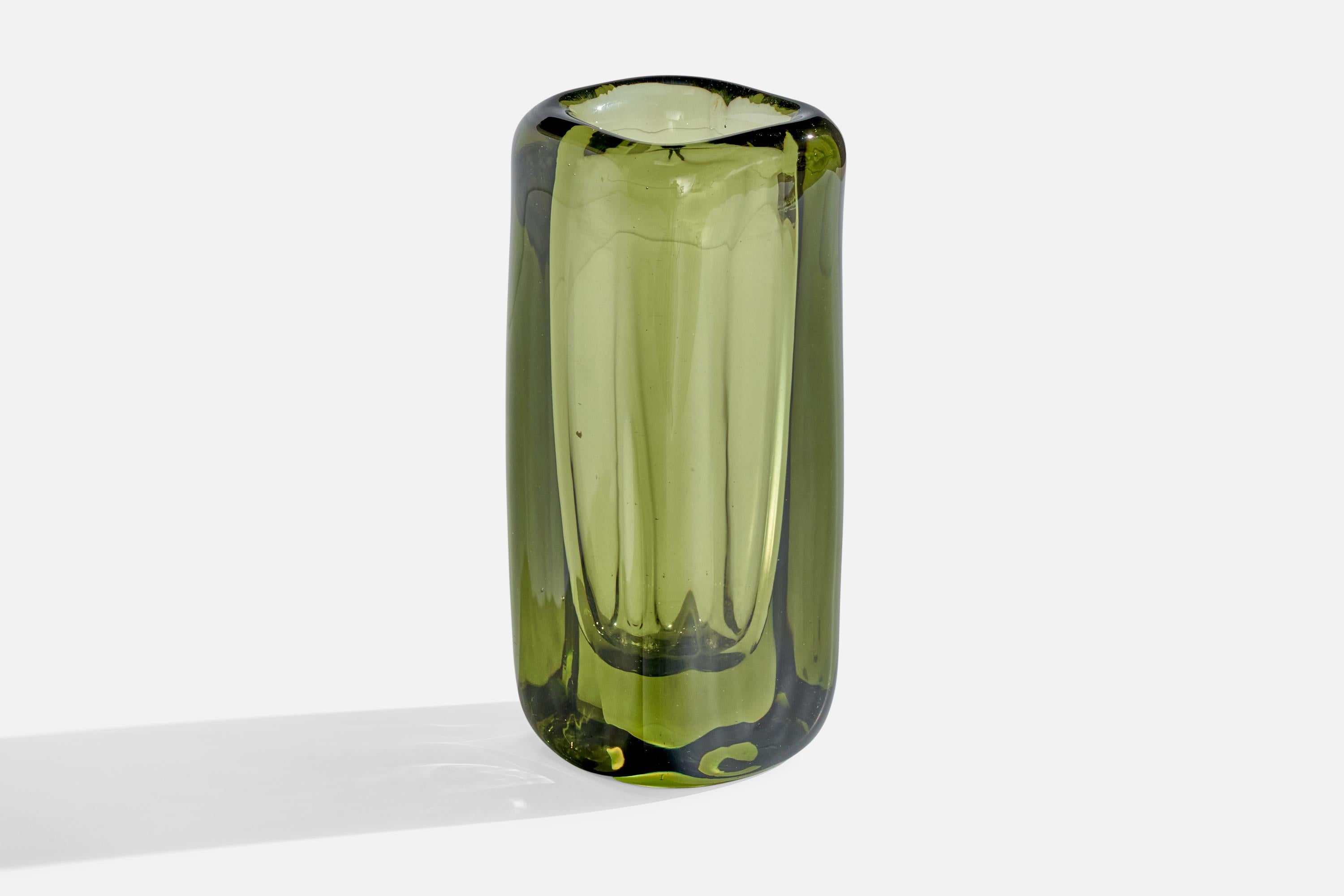 Vaso in vetro soffiato verde disegnato da Vicke Lindstrand e prodotto da Kosta Boda, Svezia, anni '60 circa.
